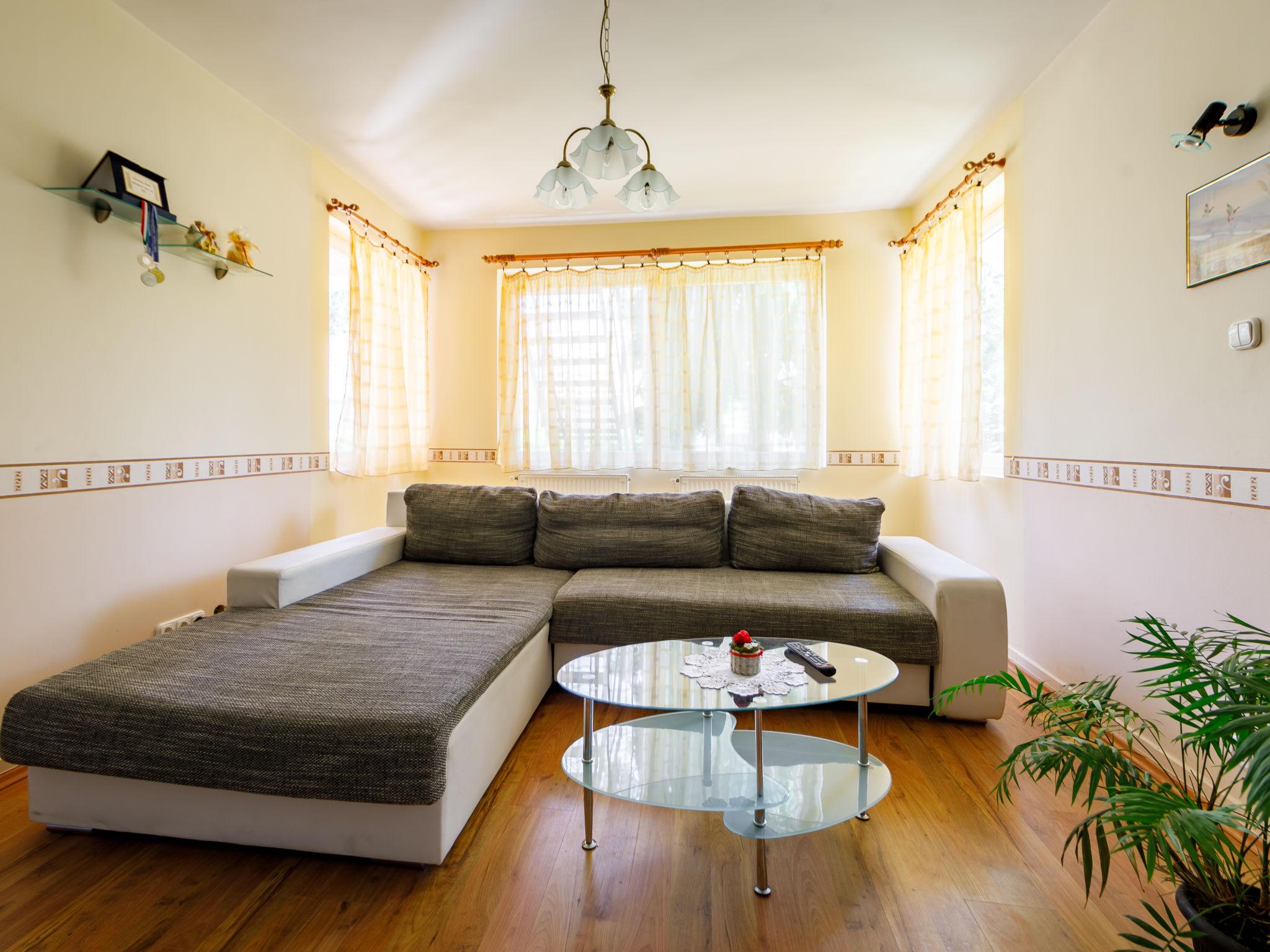 Foto 9 - Apartamento de 2 quartos em Balatonőszöd com jardim e vista para a montanha