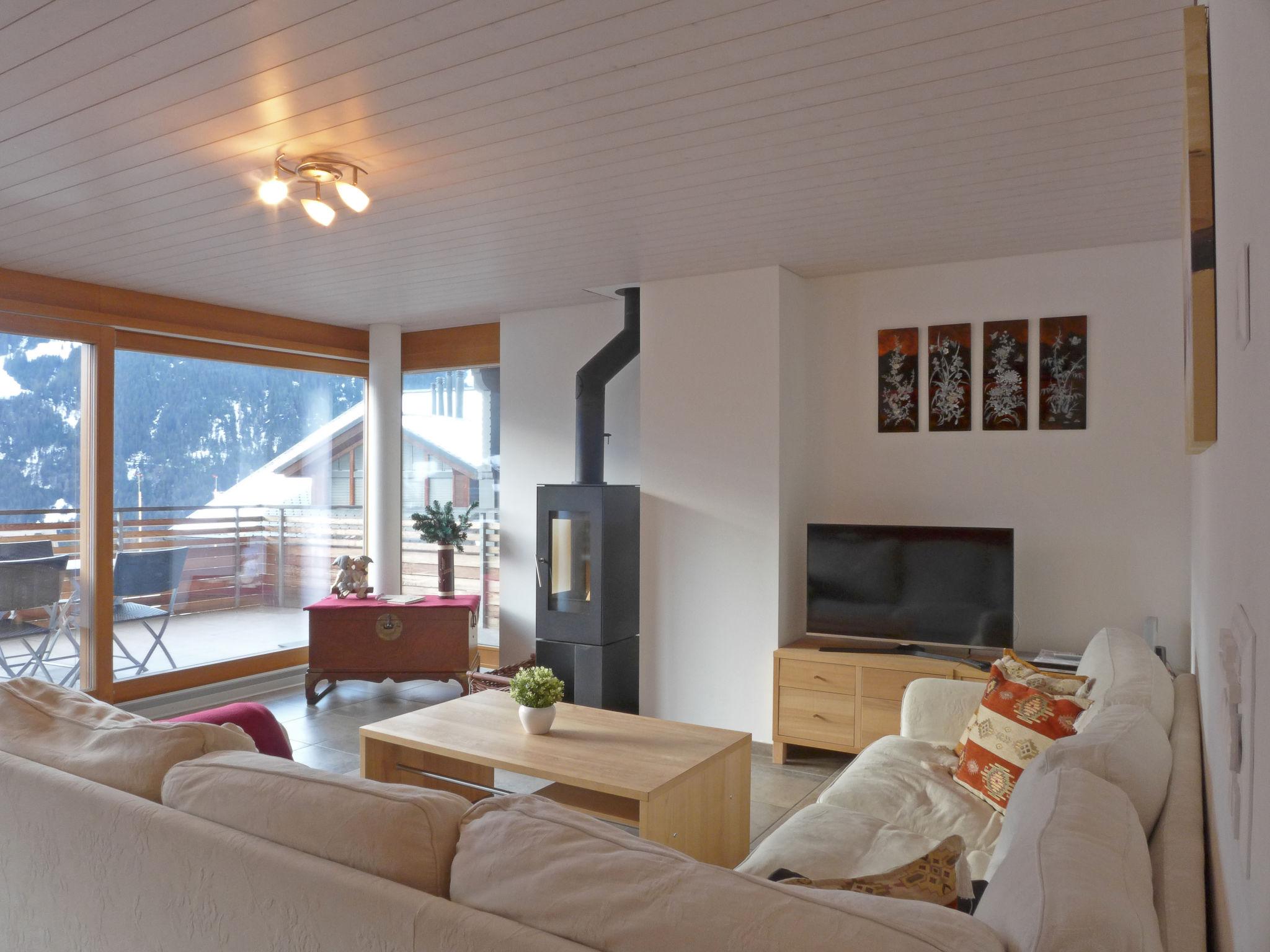 Foto 2 - Appartamento con 2 camere da letto a Lauterbrunnen con vista sulle montagne