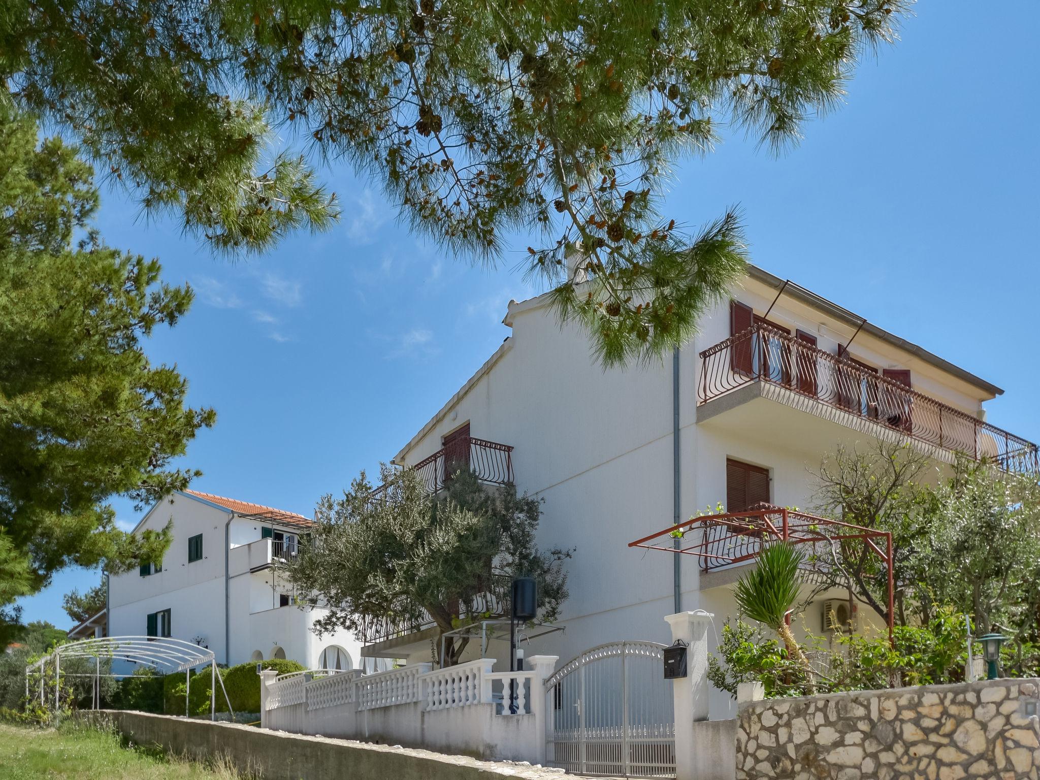 Photo 1 - Appartement de 2 chambres à Sibenik avec terrasse et vues à la mer