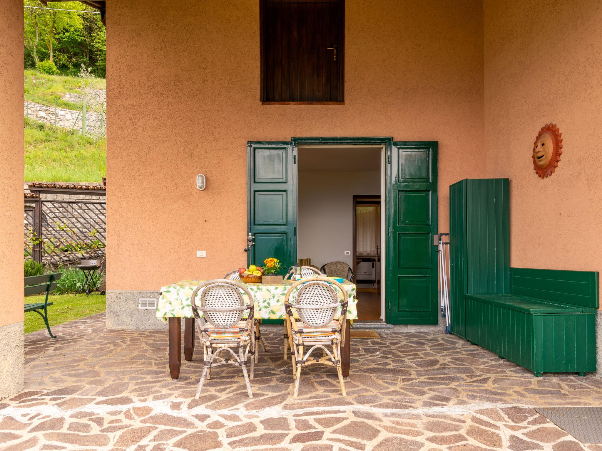 Photo 3 - Maison de 2 chambres à Perledo avec jardin et terrasse