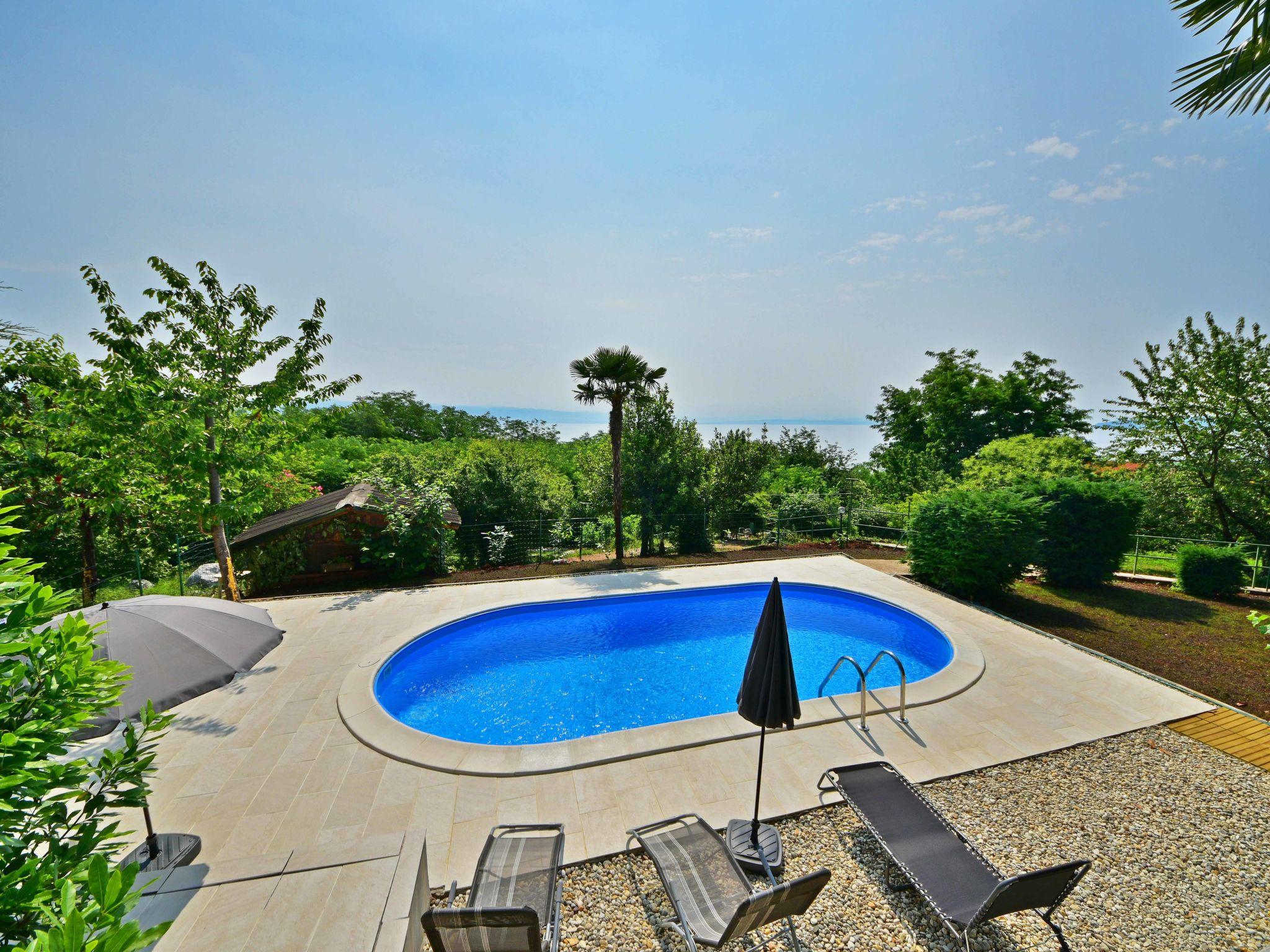 Foto 1 - Apartamento de 1 quarto em Lovran com piscina e jardim