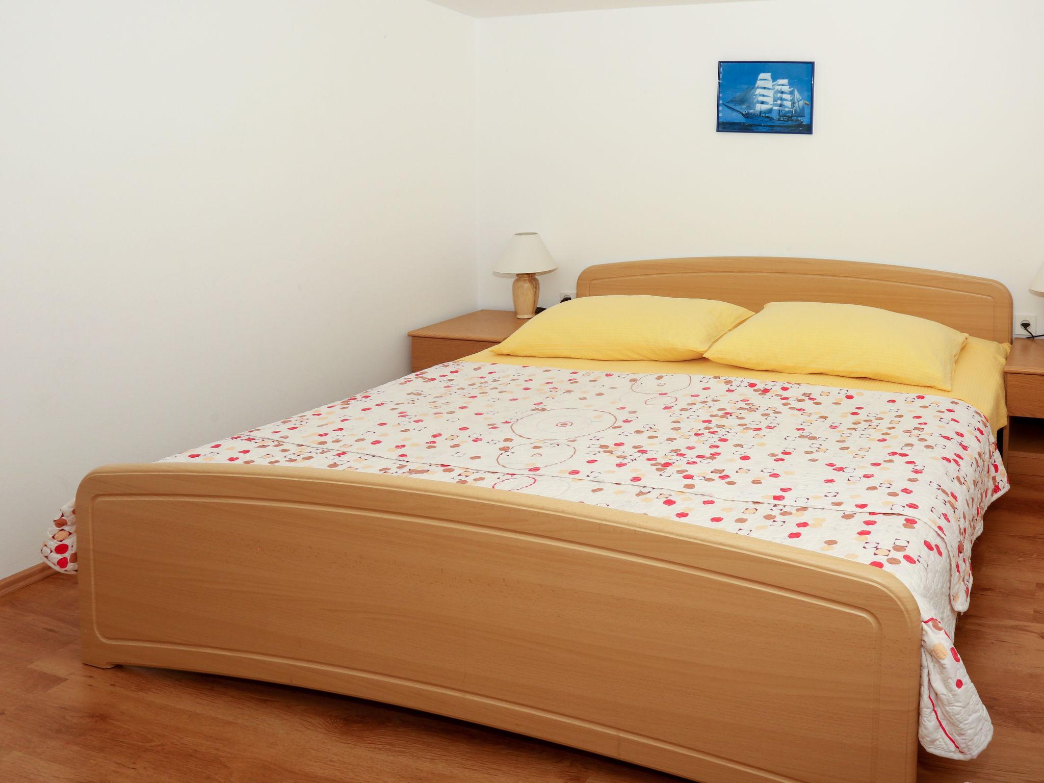 Foto 10 - Appartamento con 4 camere da letto a Blato con vista mare