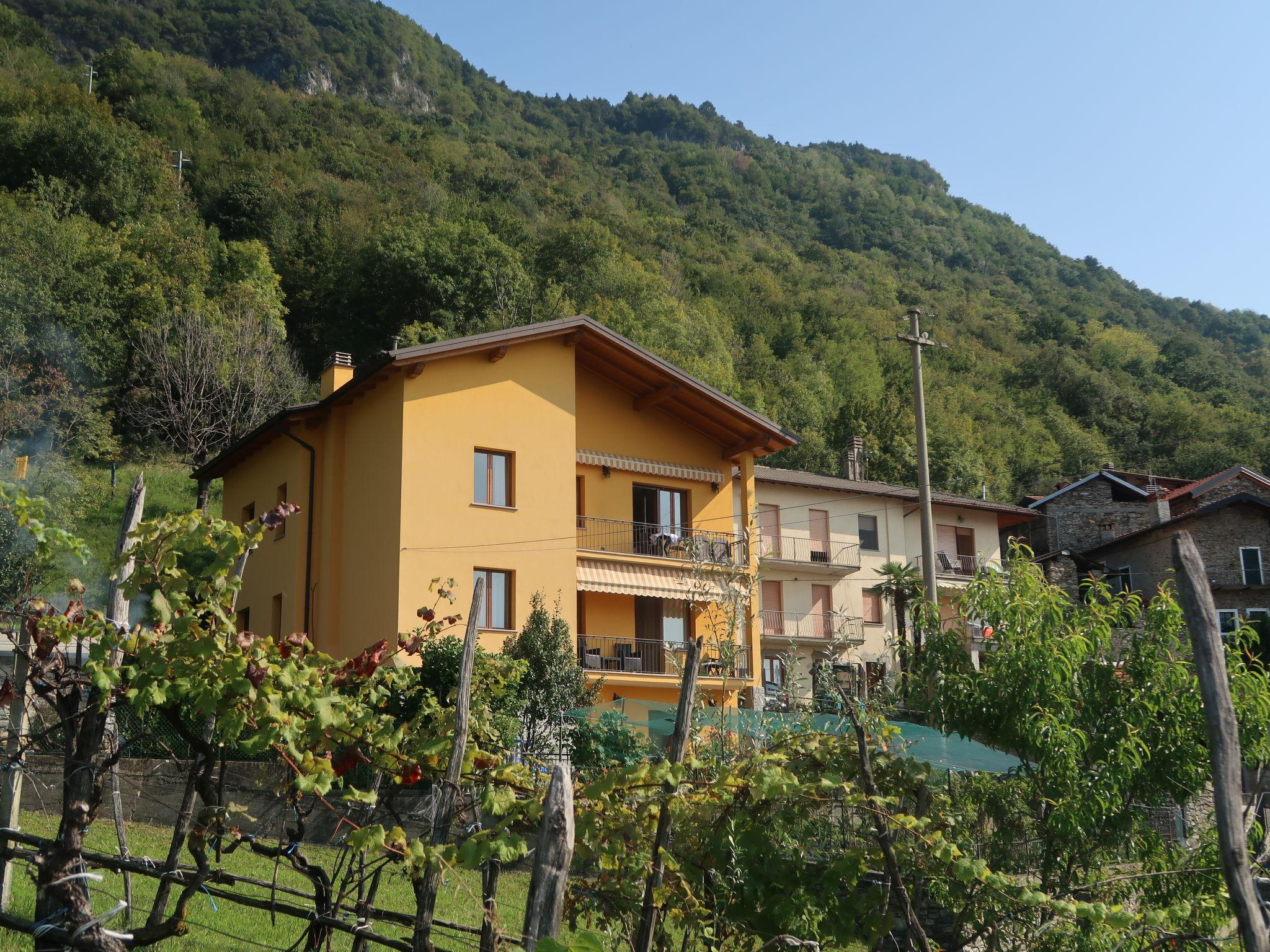 Foto 1 - Apartment mit 2 Schlafzimmern in Gravedona ed Uniti mit blick auf die berge