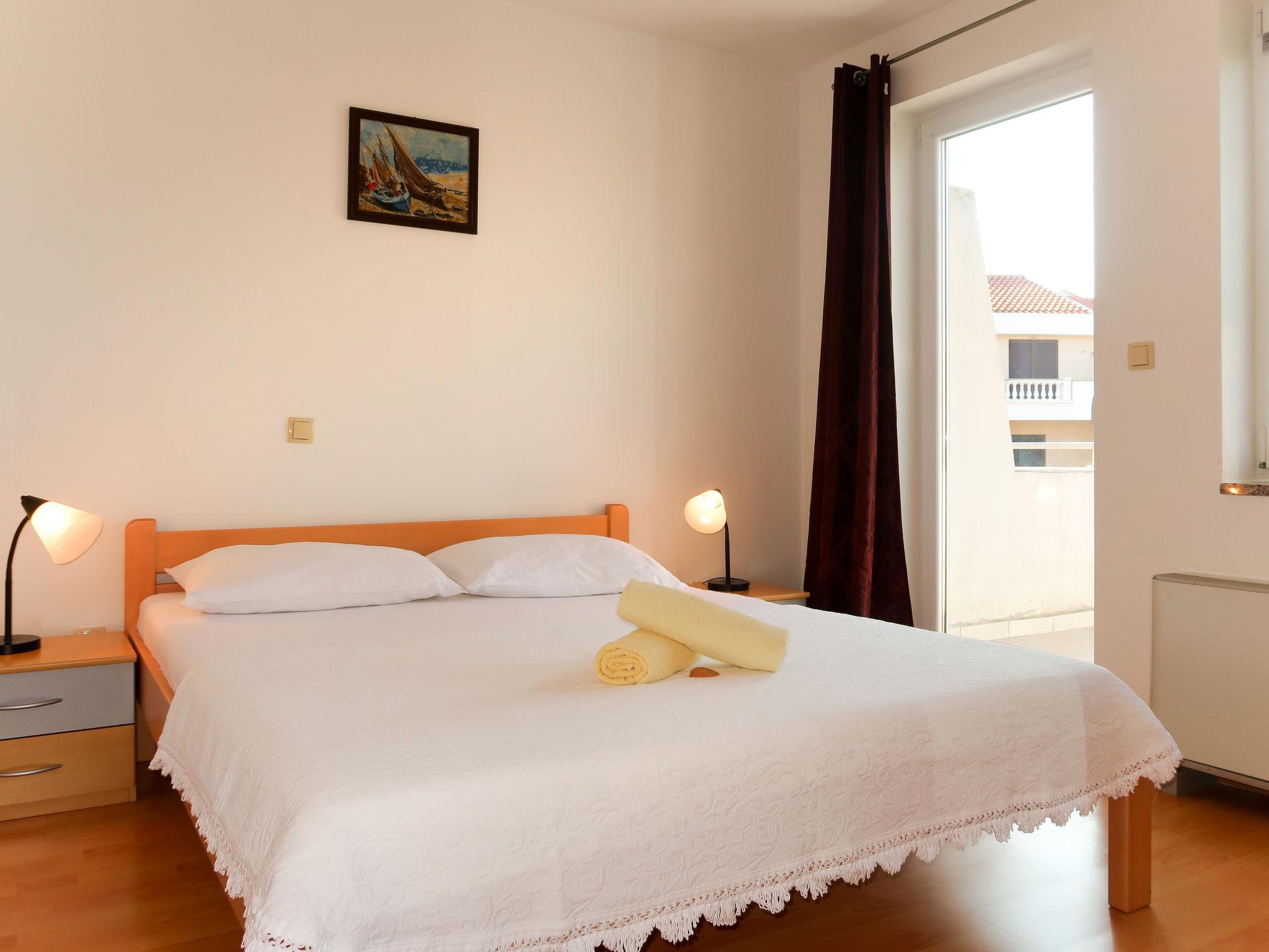 Foto 9 - Appartamento con 1 camera da letto a Vrbnik con vista mare