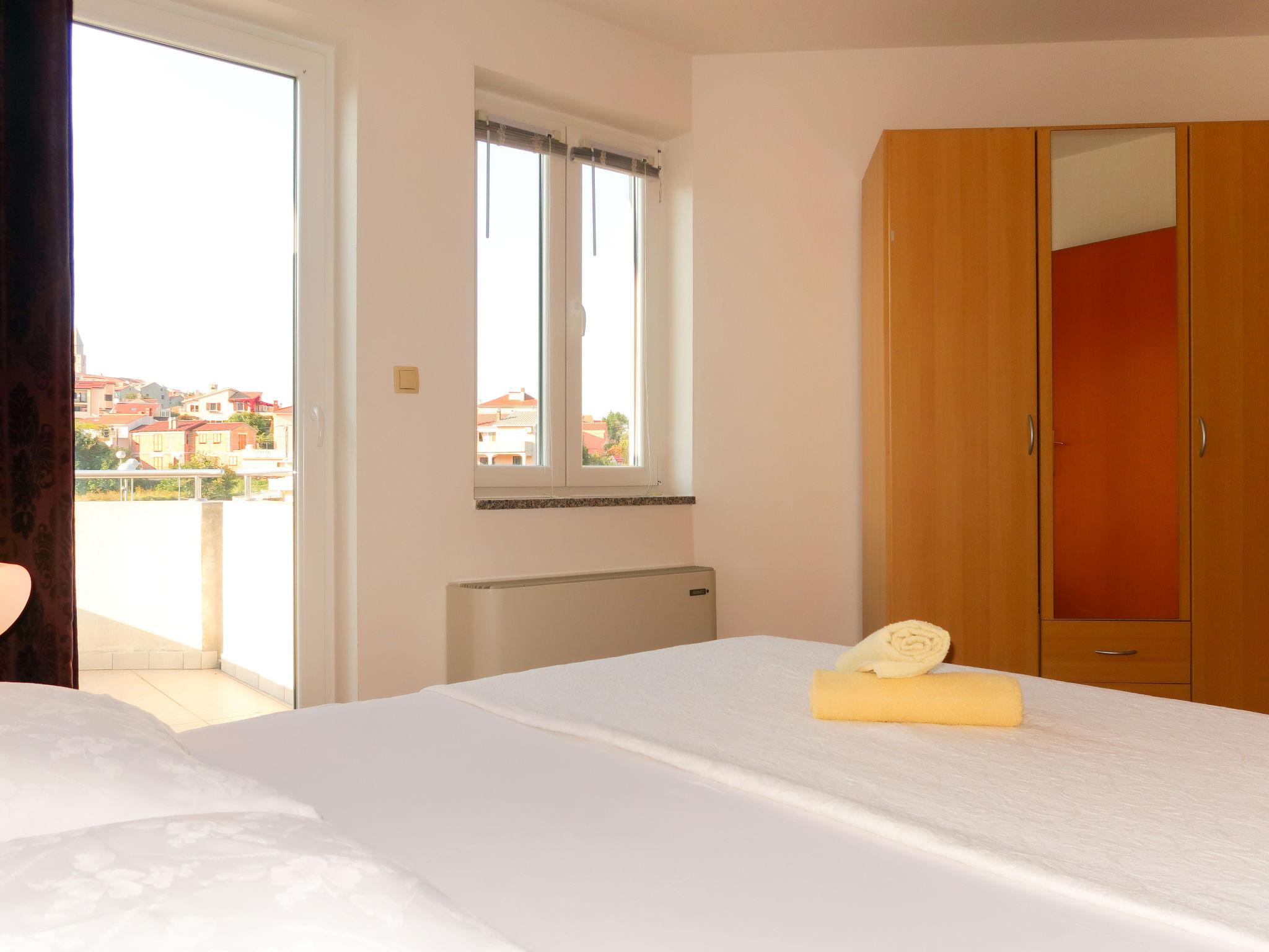 Foto 10 - Appartamento con 1 camera da letto a Vrbnik con vista mare