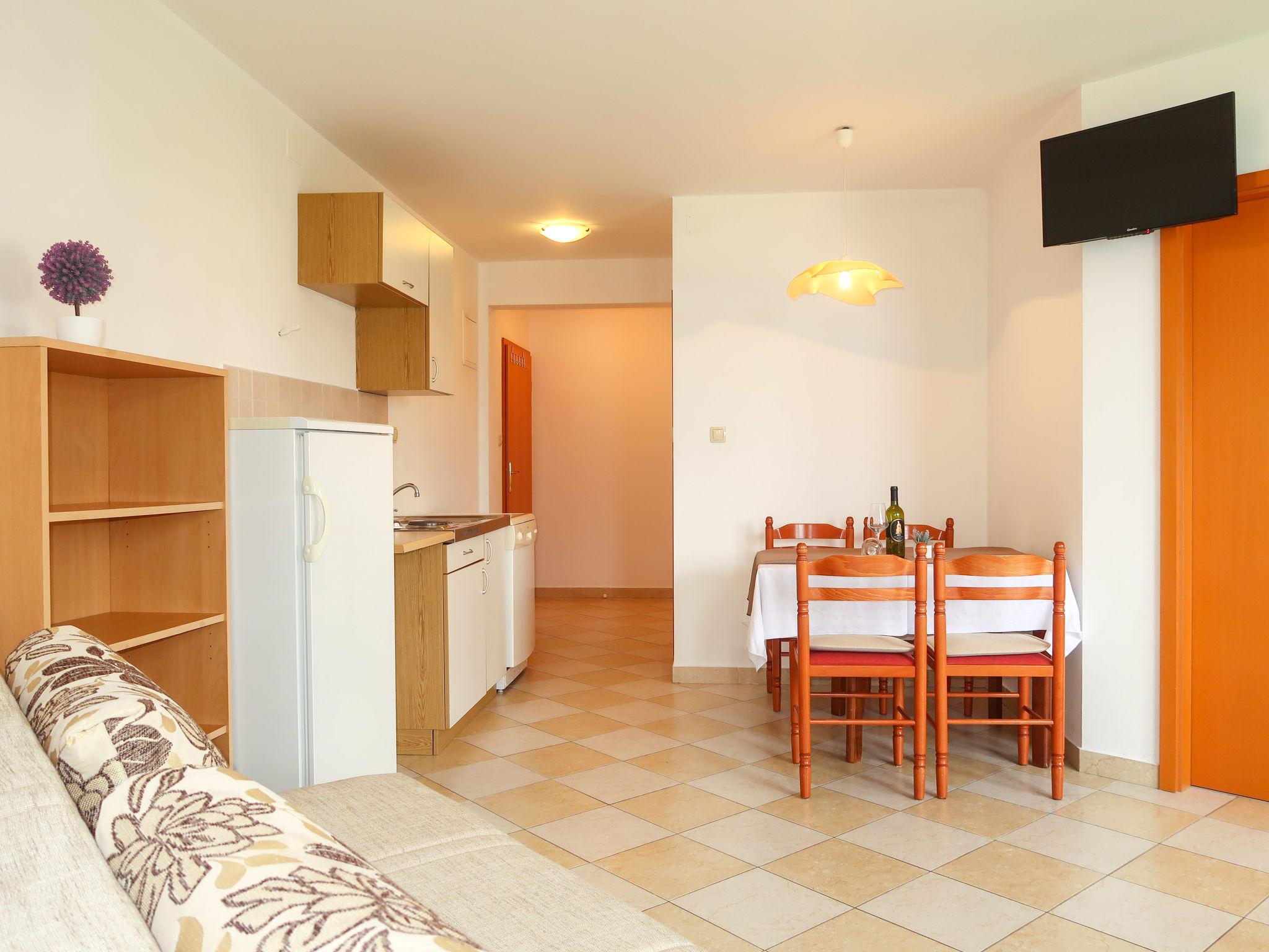 Foto 7 - Appartamento con 1 camera da letto a Vrbnik con vista mare