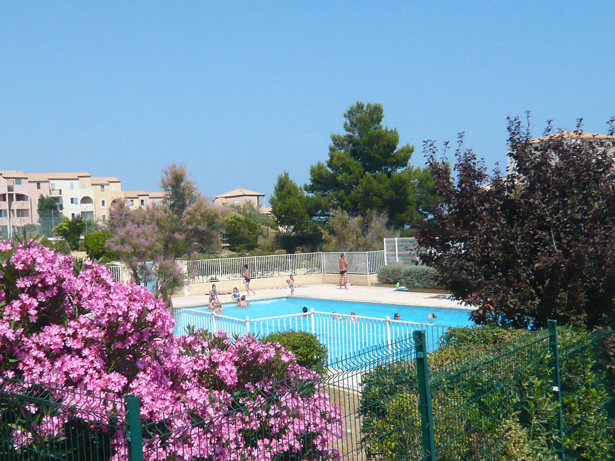 Foto 5 - Appartamento con 2 camere da letto a Fleury con piscina e vista mare