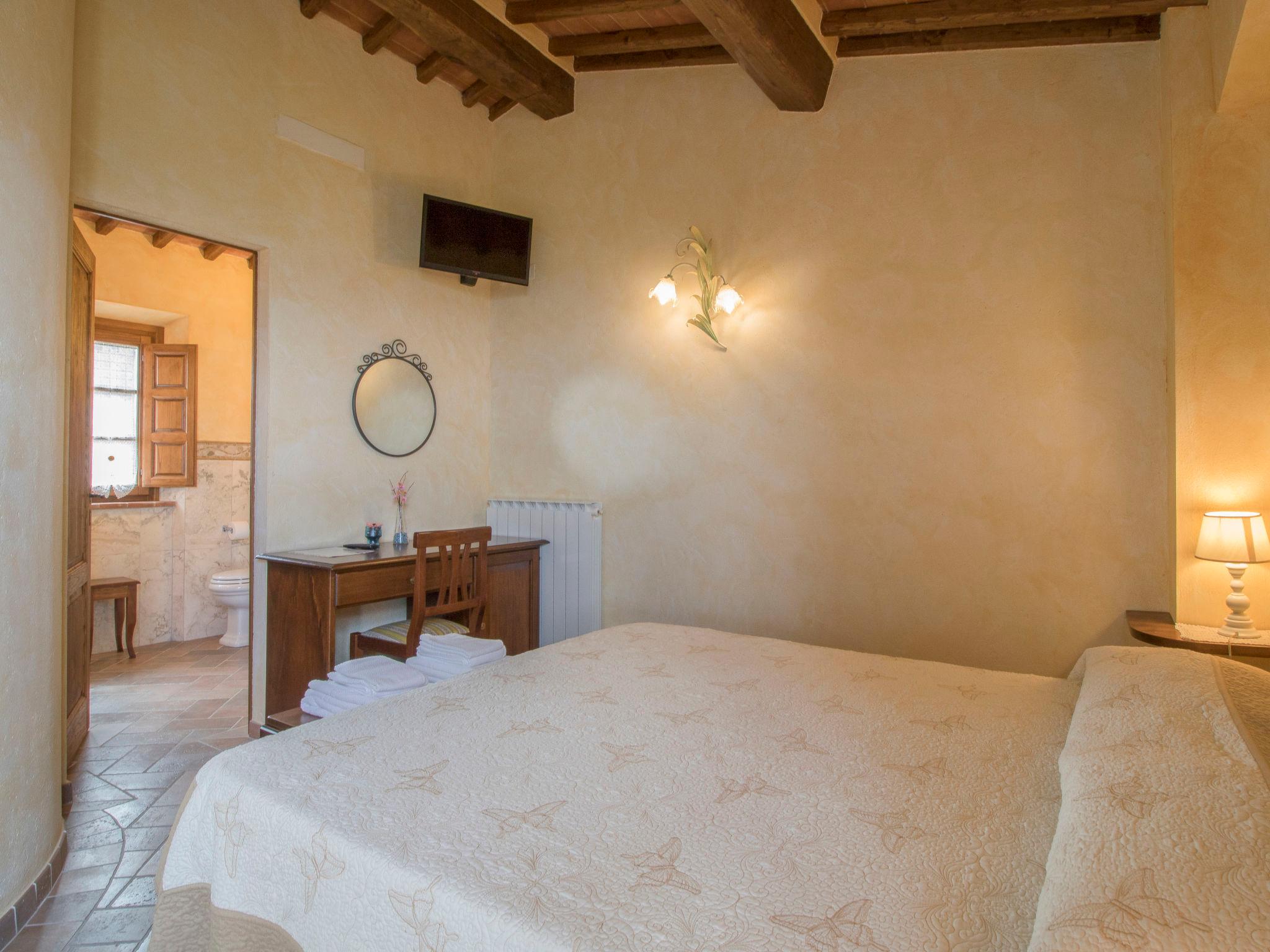 Photo 11 - 5 bedroom House in Civitella in Val di Chiana with private pool and terrace