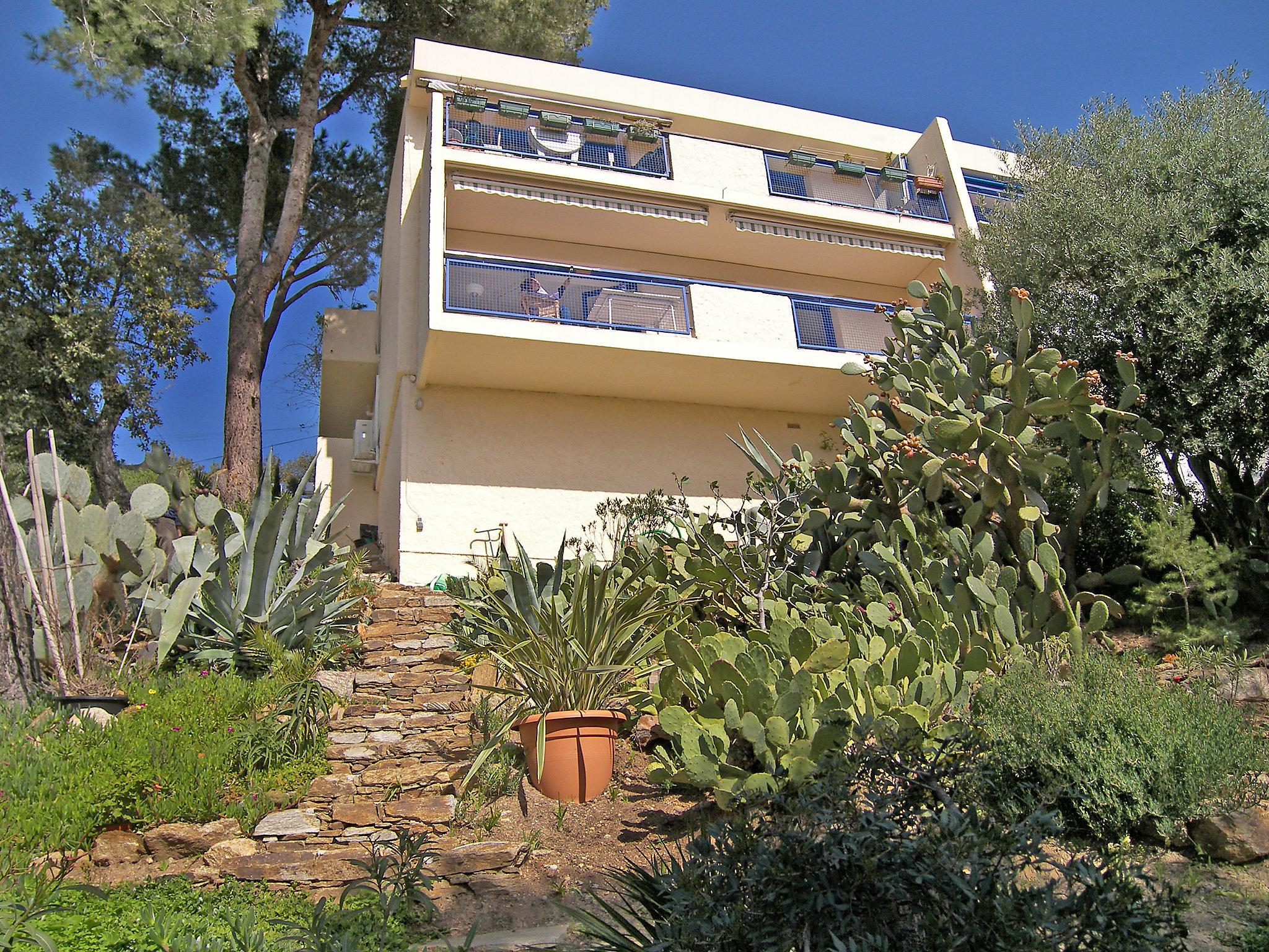Foto 17 - Apartamento de 2 habitaciones en Le Lavandou con jardín y vistas al mar