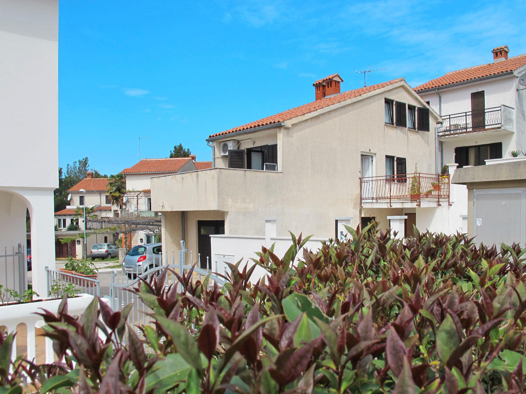 Foto 11 - Casa de 2 habitaciones en Poreč con jardín