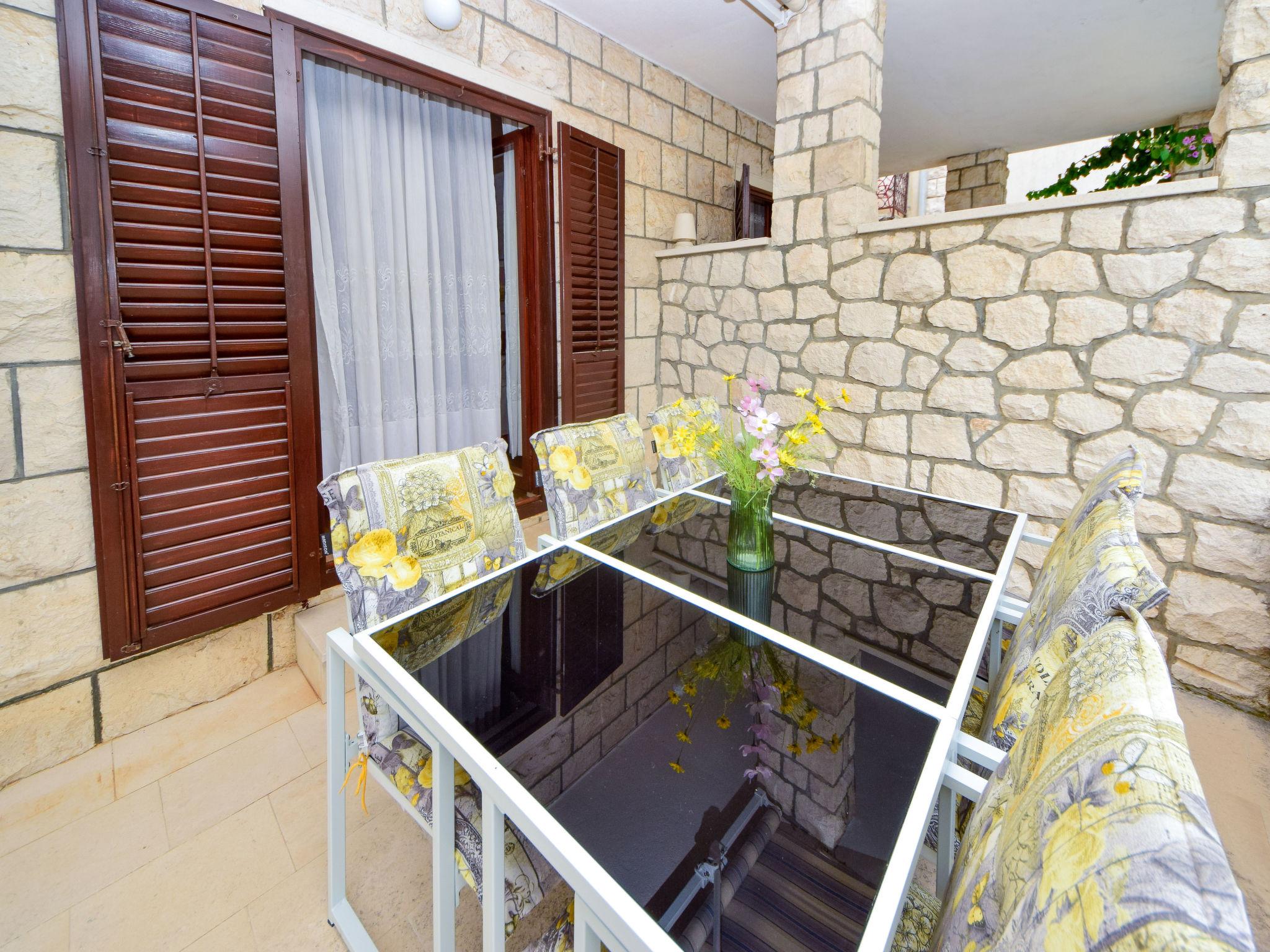 Foto 5 - Apartamento de 3 habitaciones en Supetar con piscina privada y vistas al mar