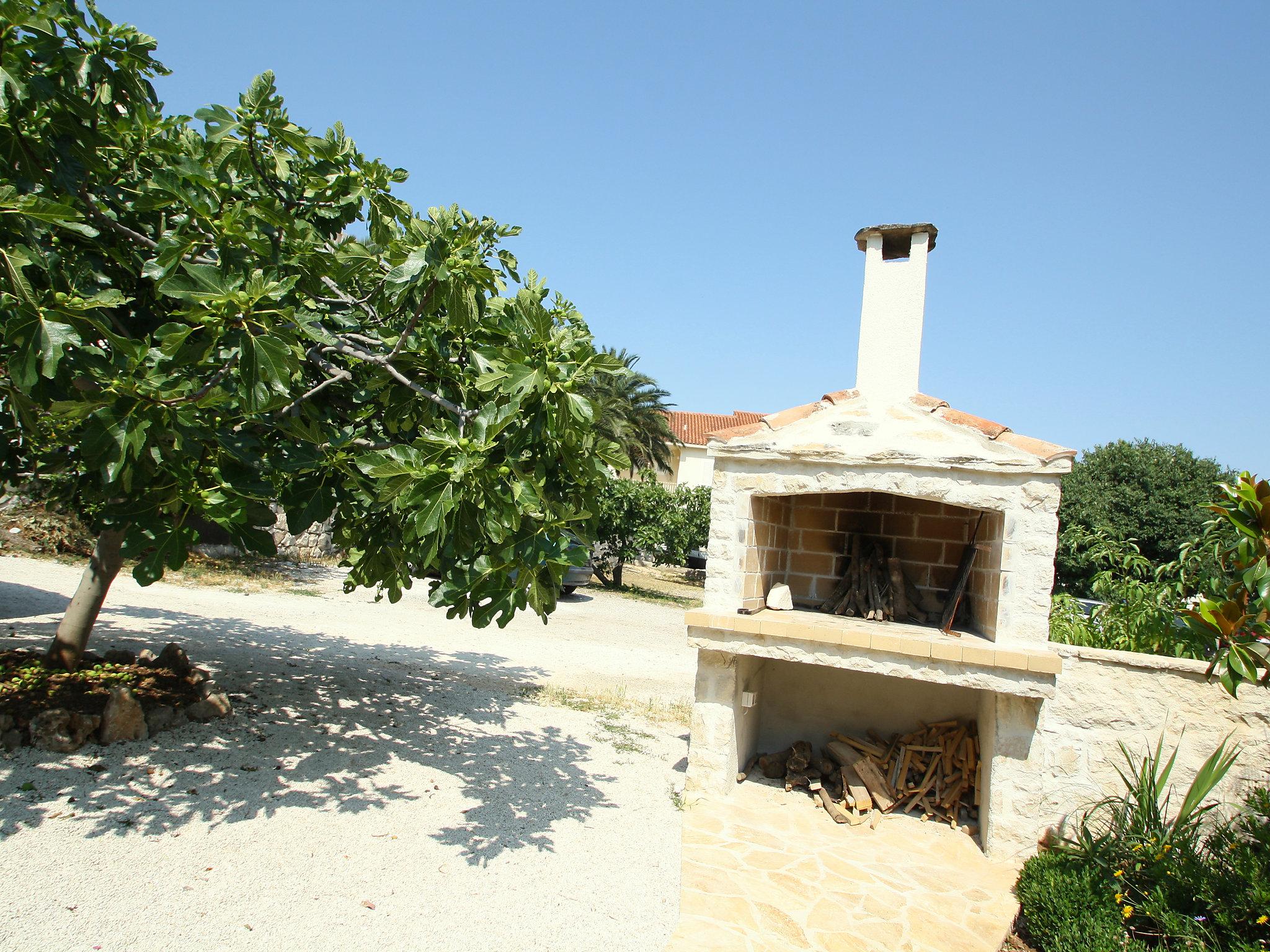 Foto 17 - Appartamento con 3 camere da letto a Supetar con piscina privata e terrazza