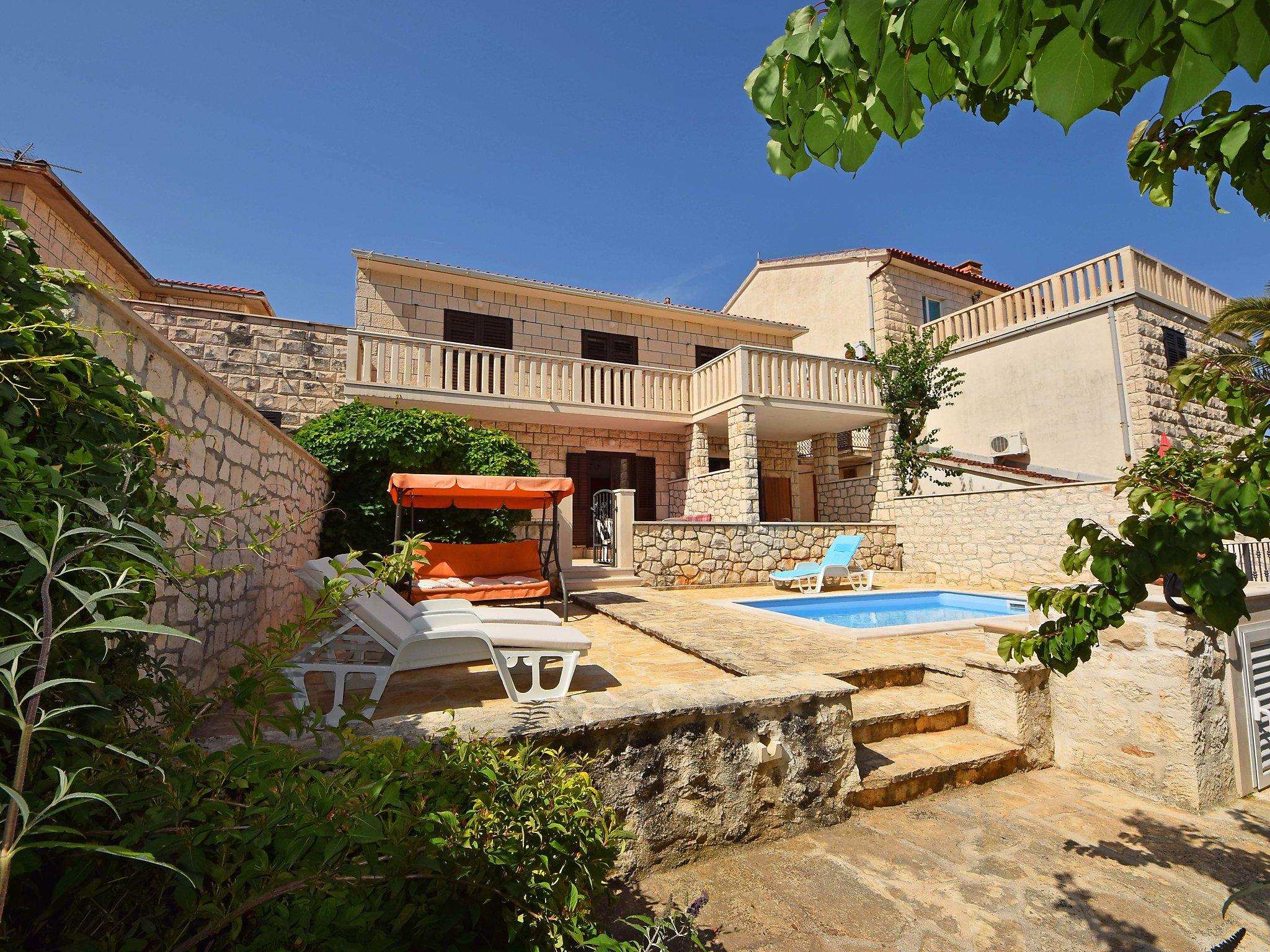Foto 3 - Apartamento de 3 habitaciones en Supetar con piscina privada y vistas al mar