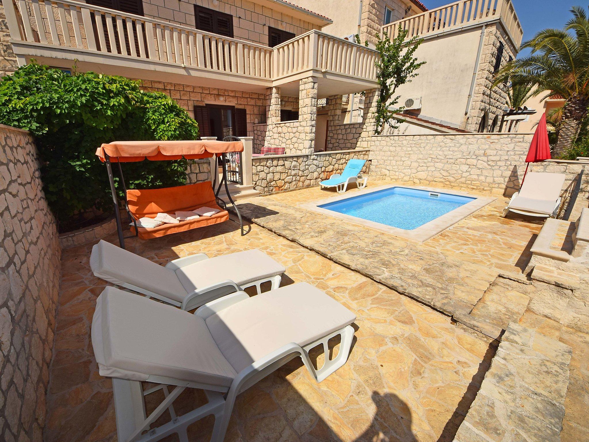 Foto 15 - Apartamento de 3 habitaciones en Supetar con piscina privada y vistas al mar