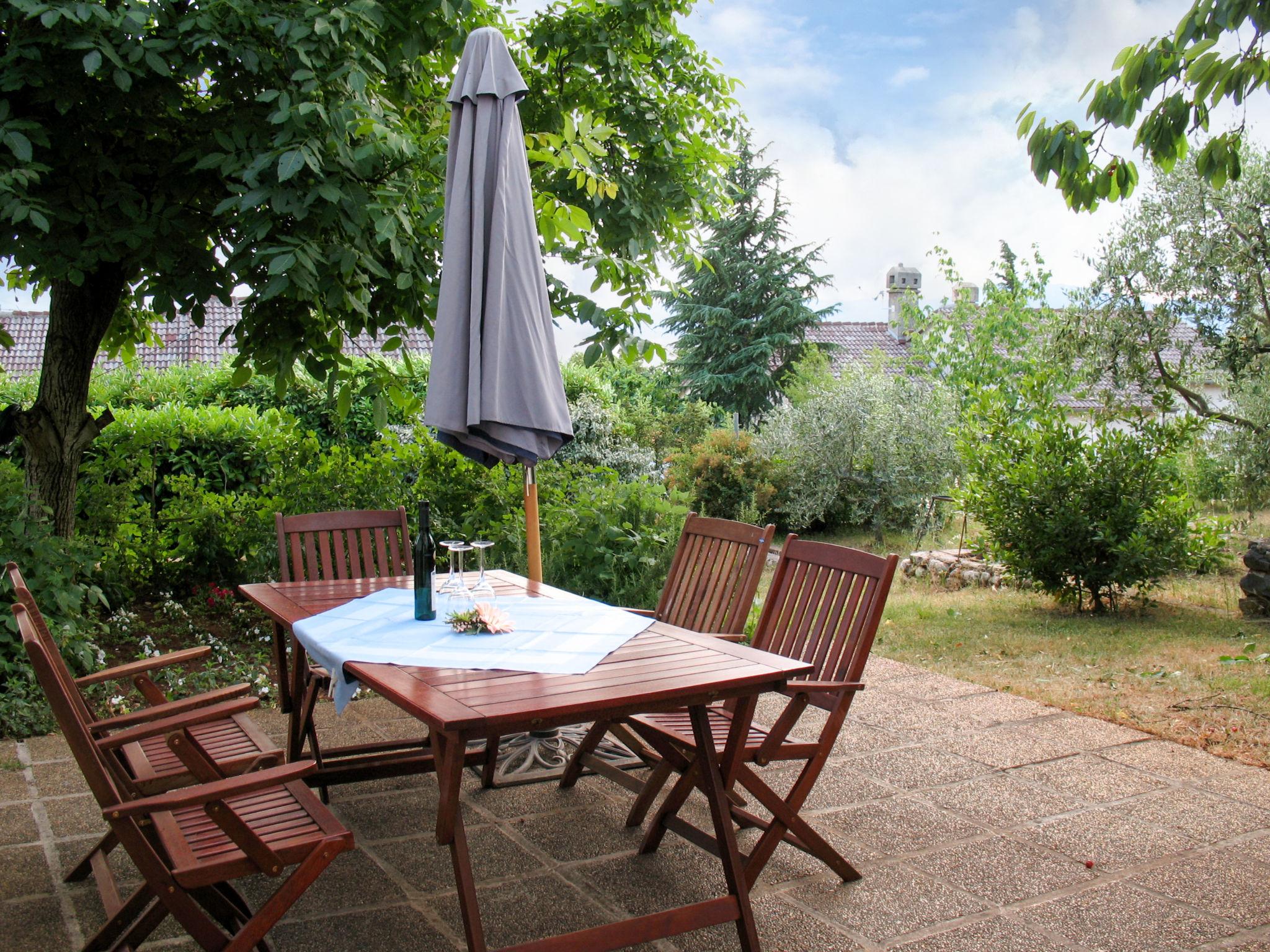 Photo 2 - Appartement de 2 chambres à Omišalj avec jardin et terrasse