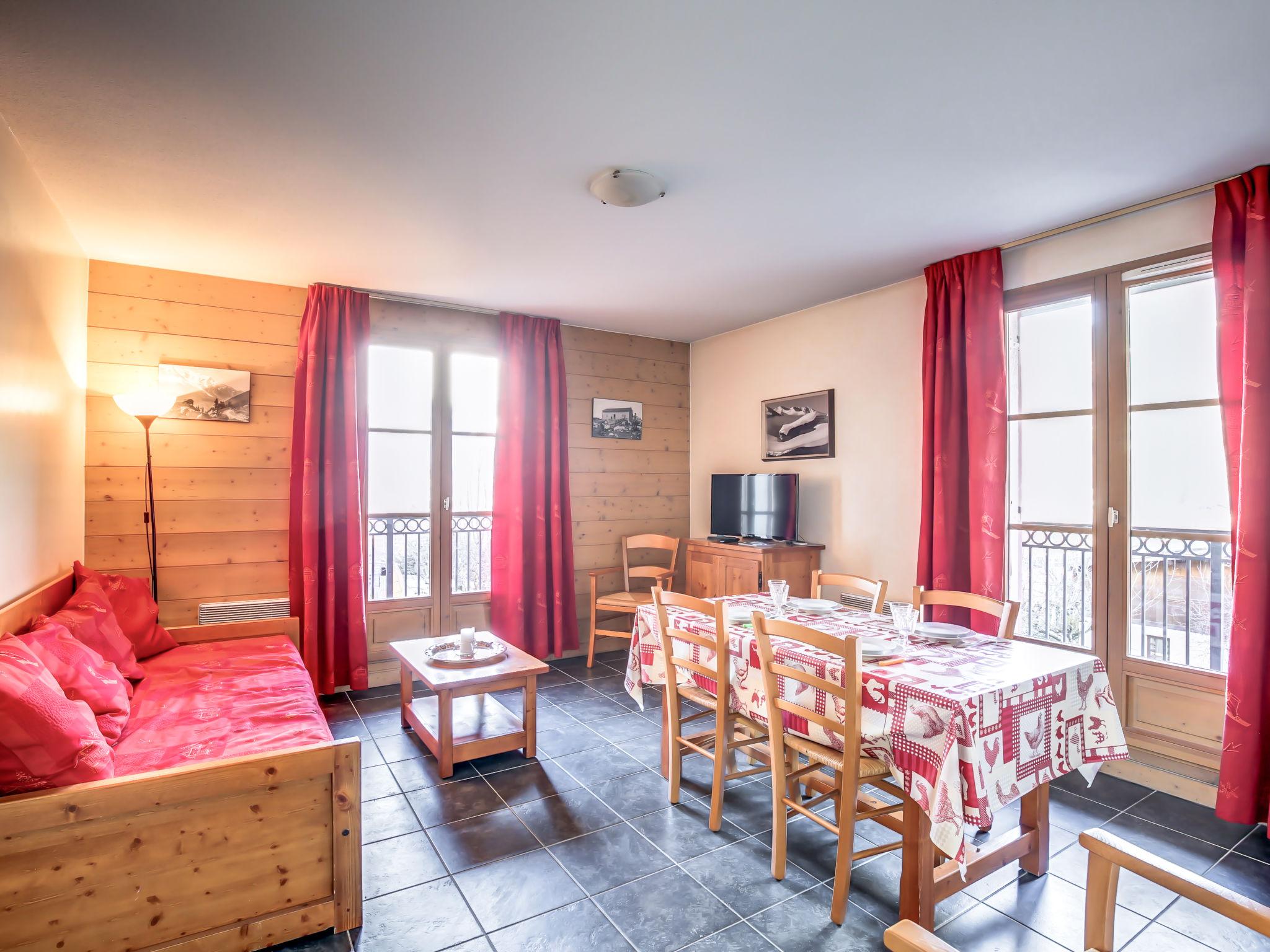 Foto 1 - Apartment mit 1 Schlafzimmer in Saint-Gervais-les-Bains mit schwimmbad und blick auf die berge