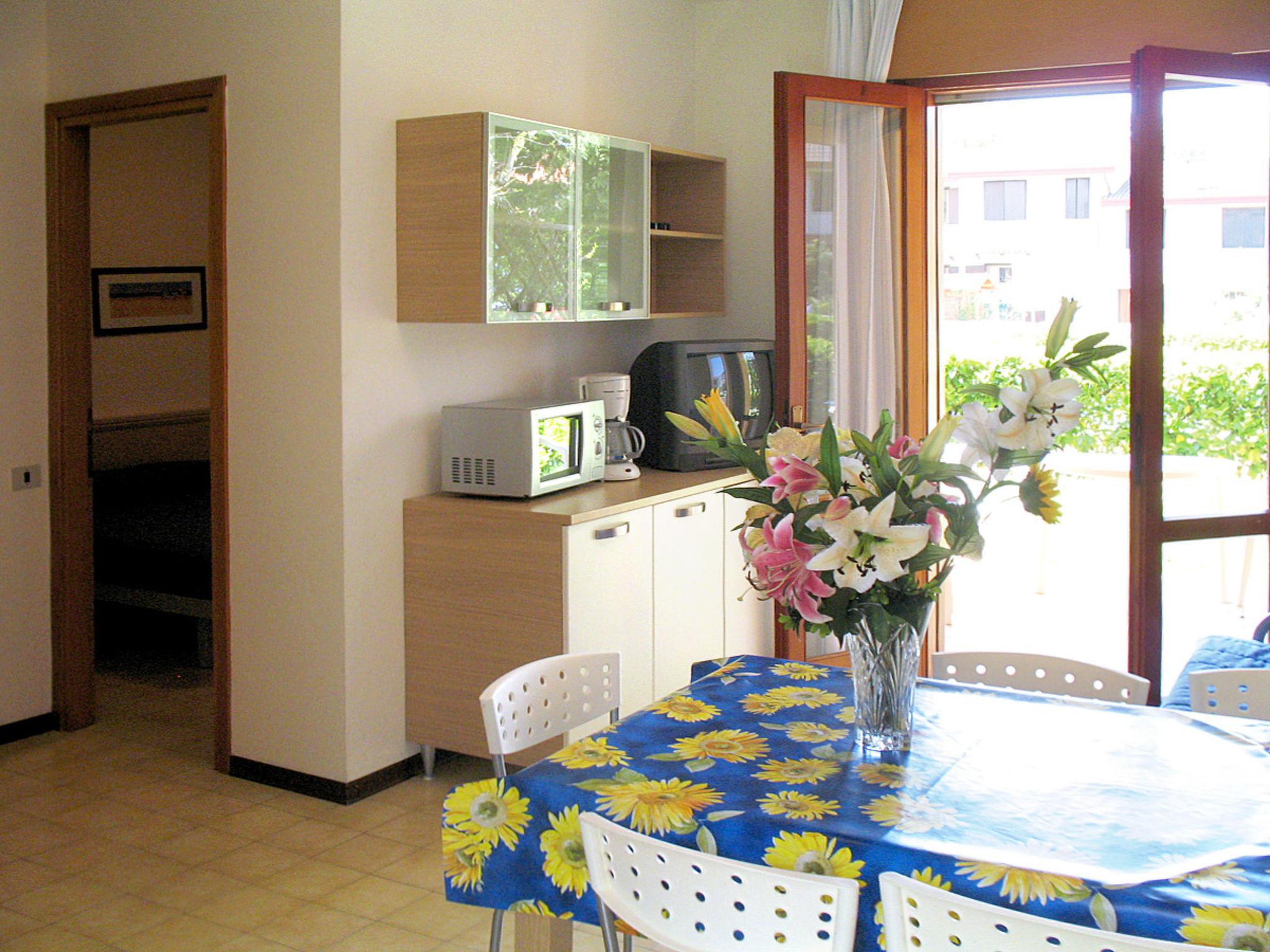 Photo 4 - 2 bedroom Apartment in San Michele al Tagliamento with swimming pool and garden