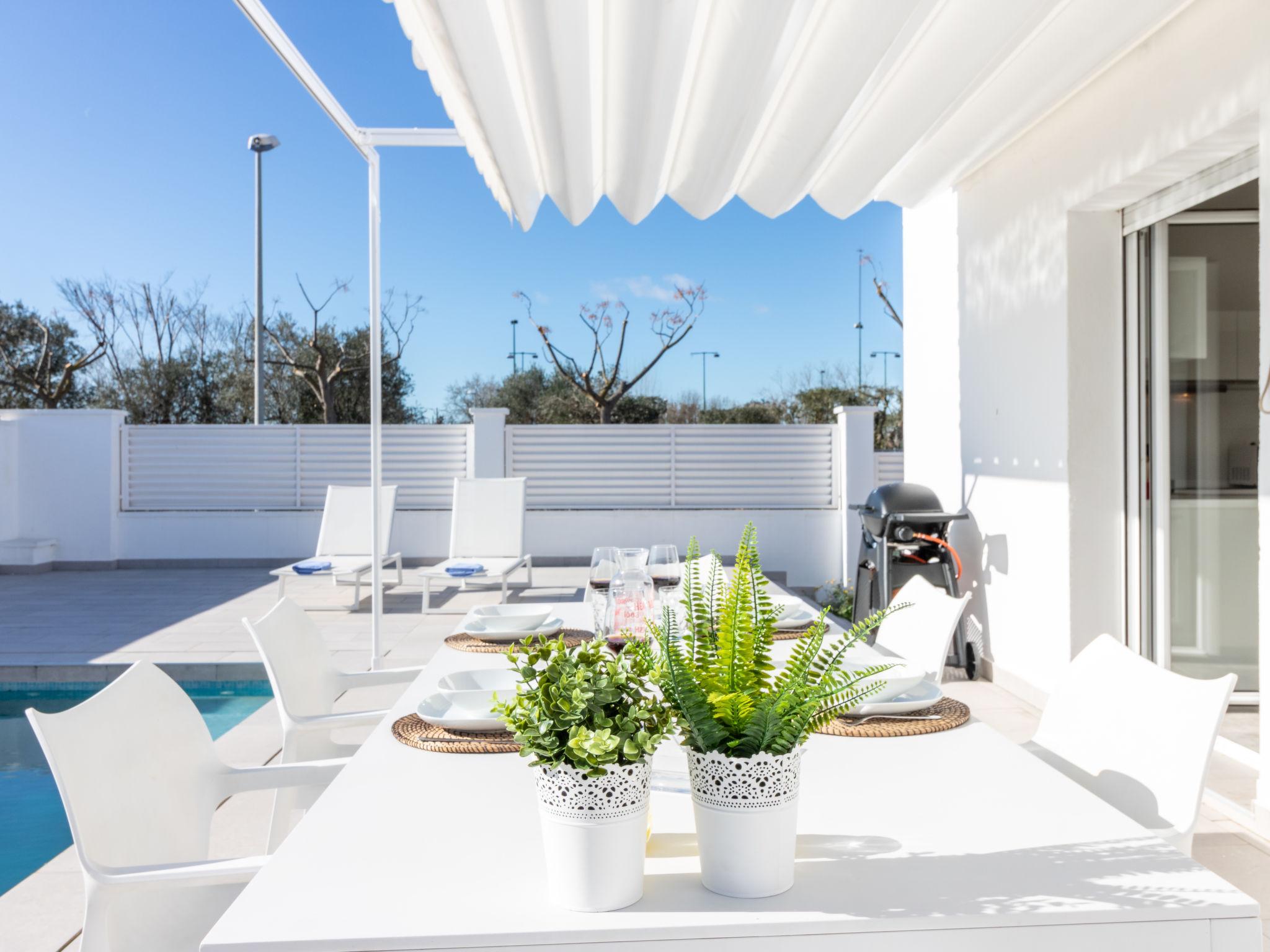 Foto 27 - Casa de 3 habitaciones en Castelló d'Empúries con piscina privada y vistas al mar