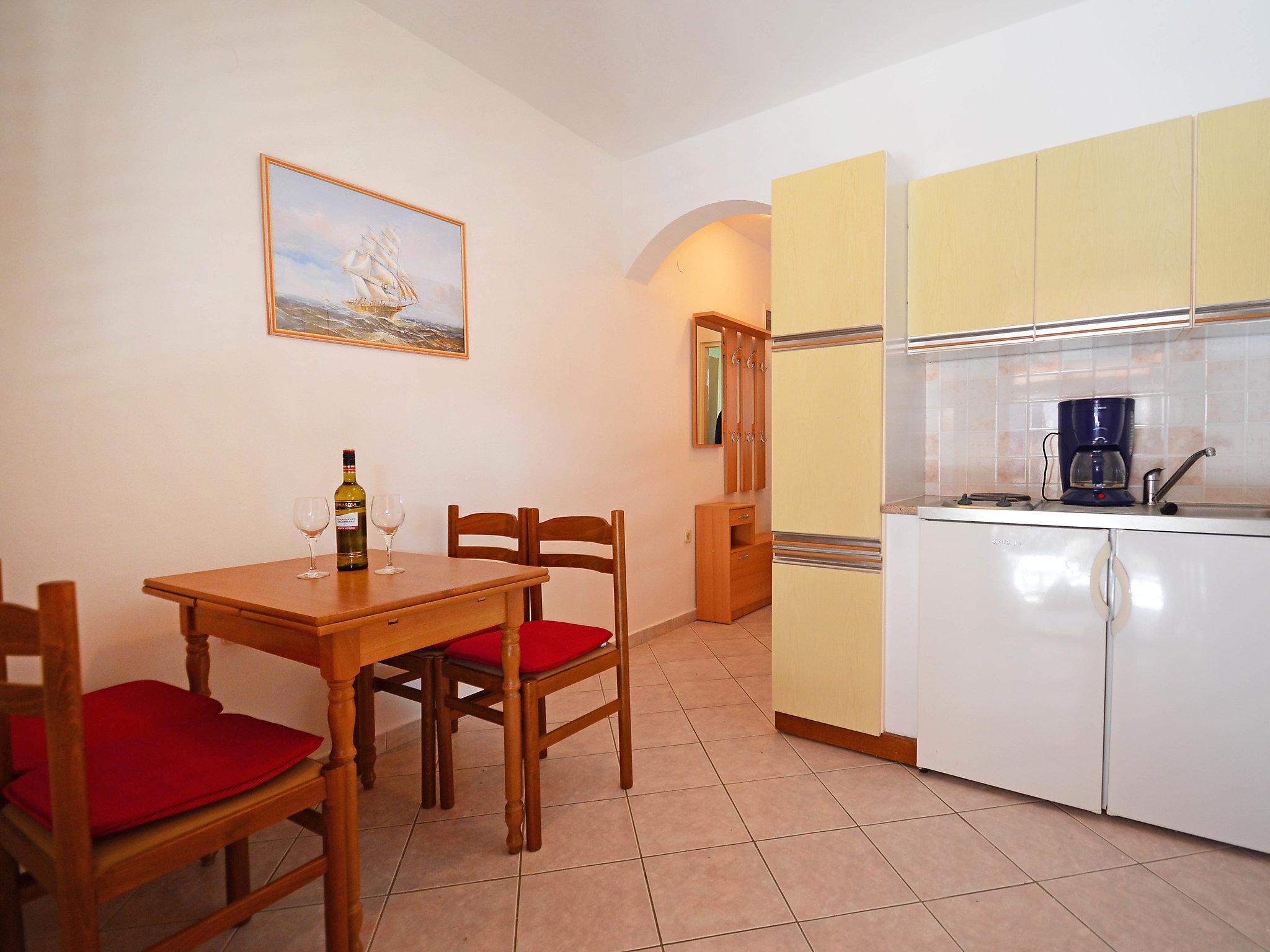 Foto 2 - Appartamento con 1 camera da letto a Raša con giardino e vista mare