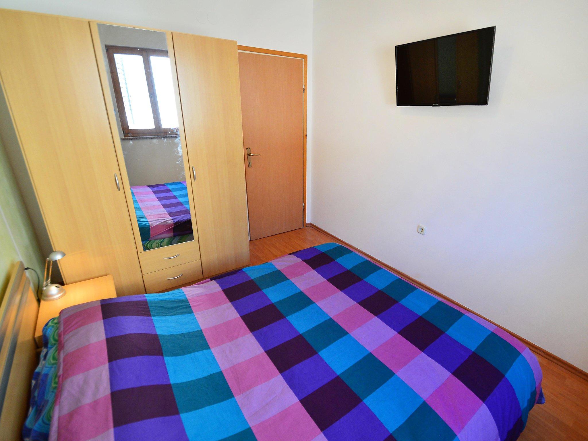 Foto 4 - Apartamento de 1 habitación en Raša con jardín y vistas al mar