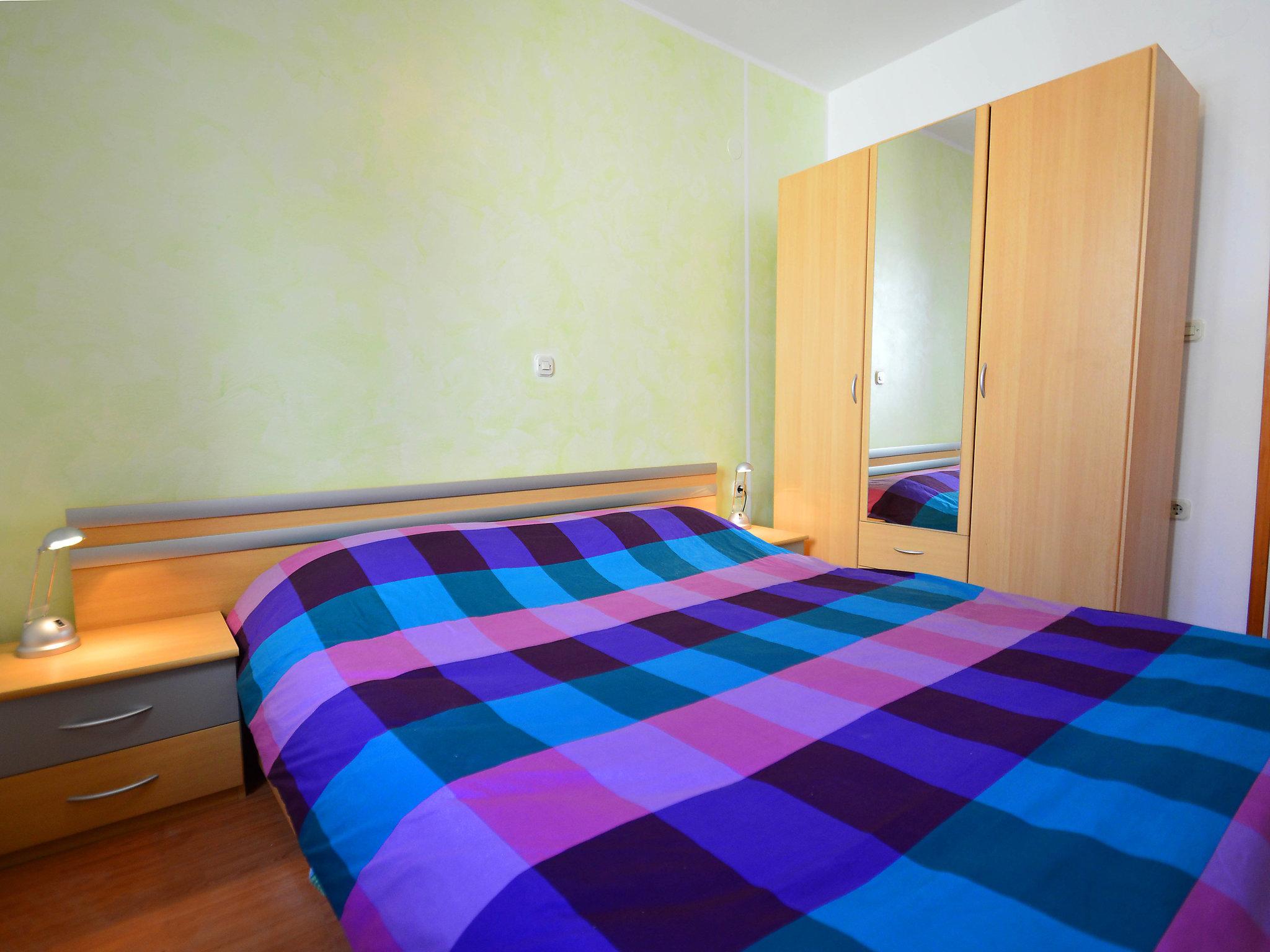 Foto 3 - Apartment mit 1 Schlafzimmer in Raša mit garten und blick aufs meer