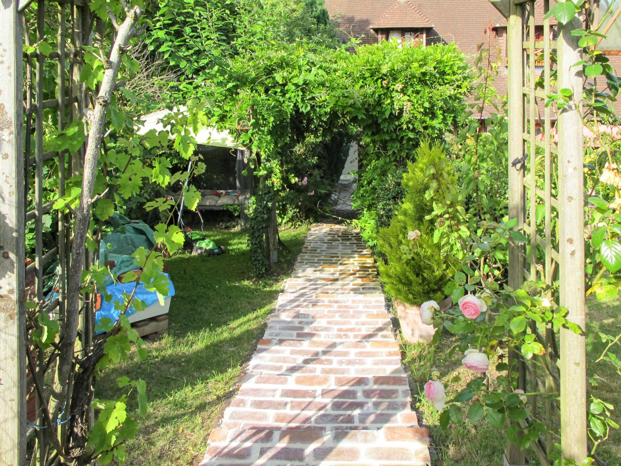 Photo 18 - 2 bedroom House in Deauville with private pool and garden