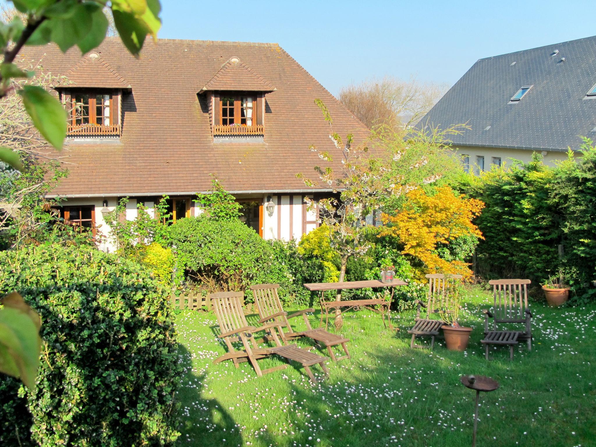 Foto 1 - Casa de 2 quartos em Deauville com piscina privada e jardim