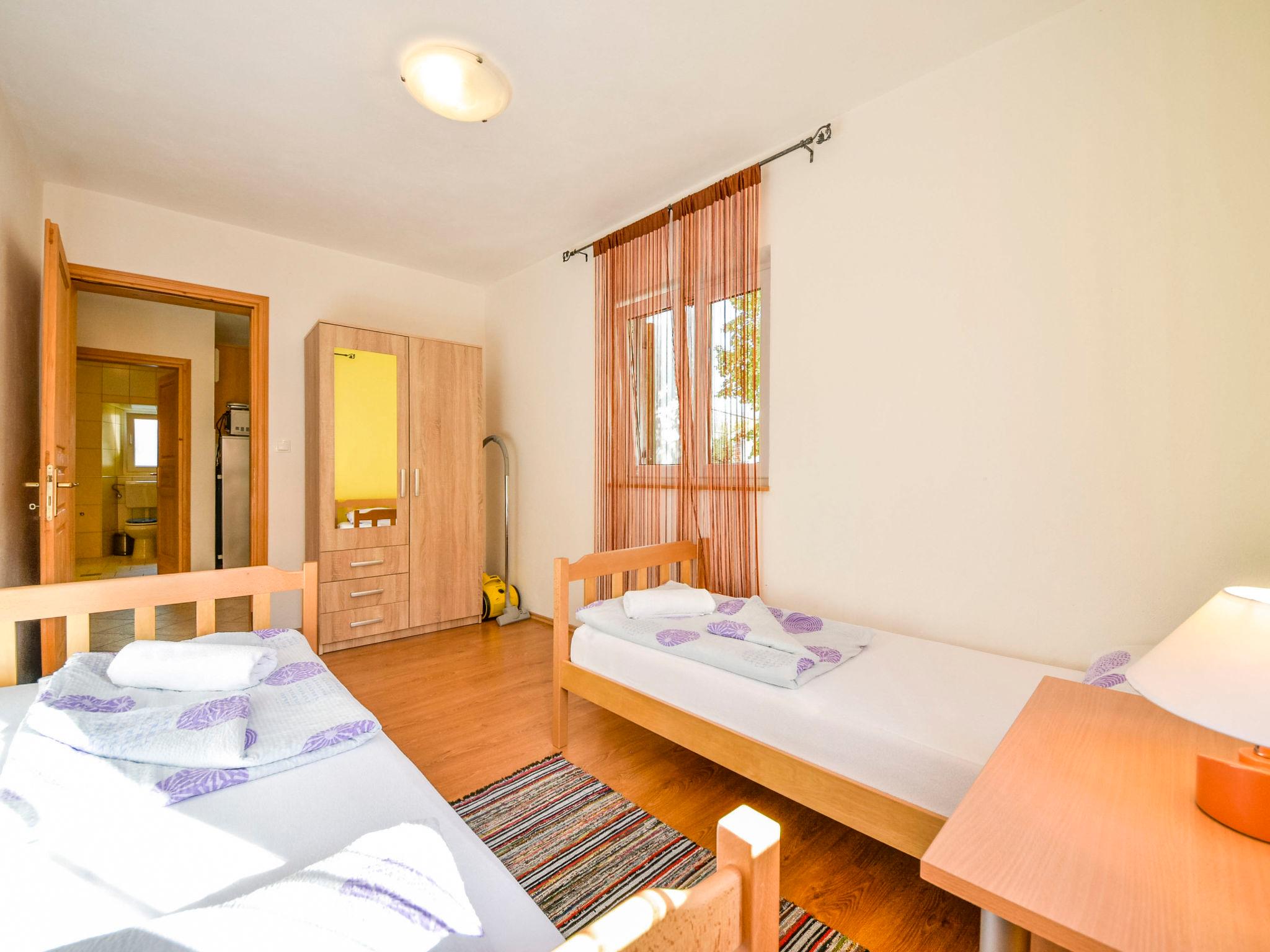 Foto 11 - Appartamento con 2 camere da letto a Karlobag con terrazza e vista mare