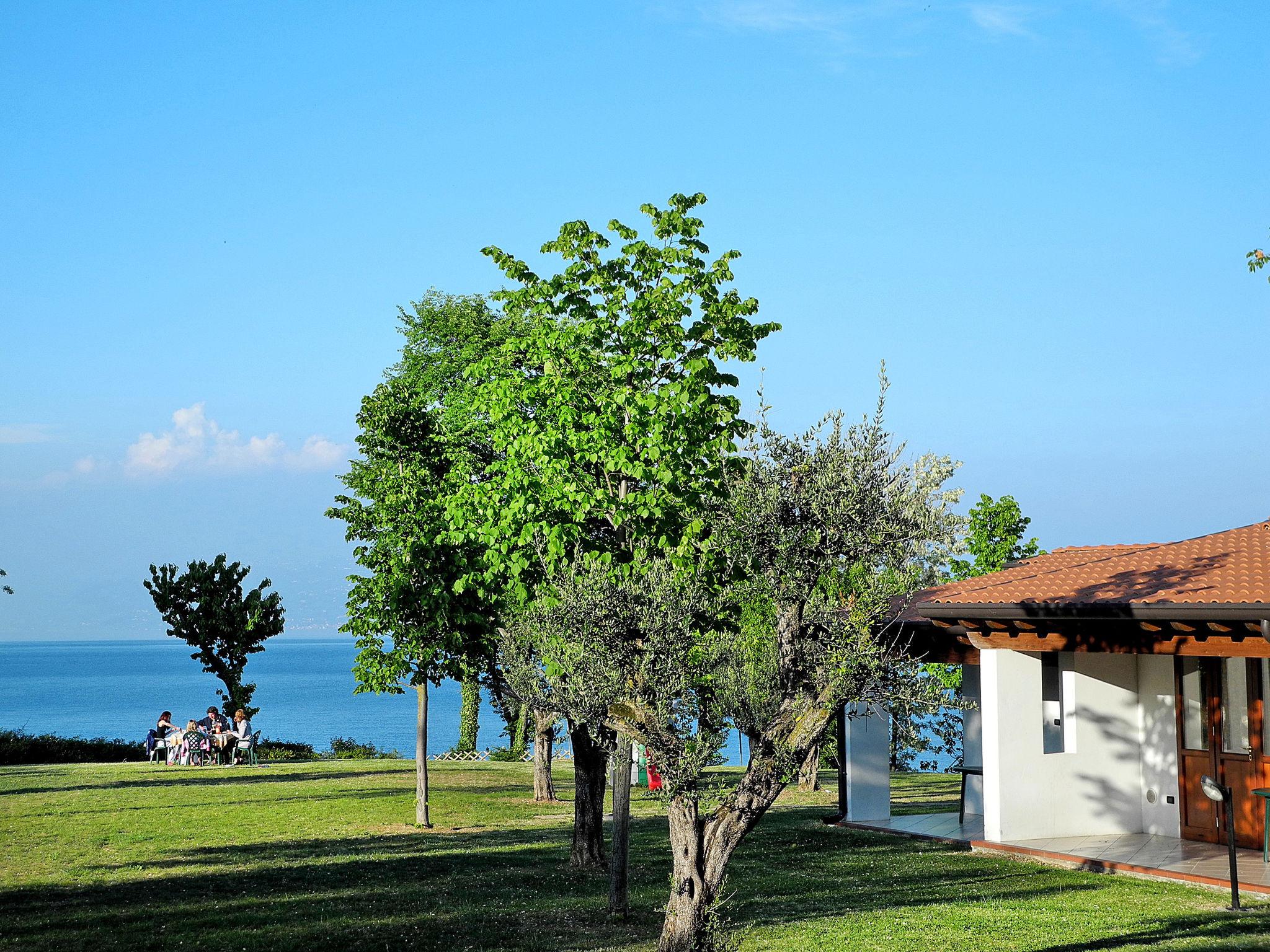 Foto 2 - Casa de 1 habitación en Manerba del Garda con piscina y vistas a la montaña