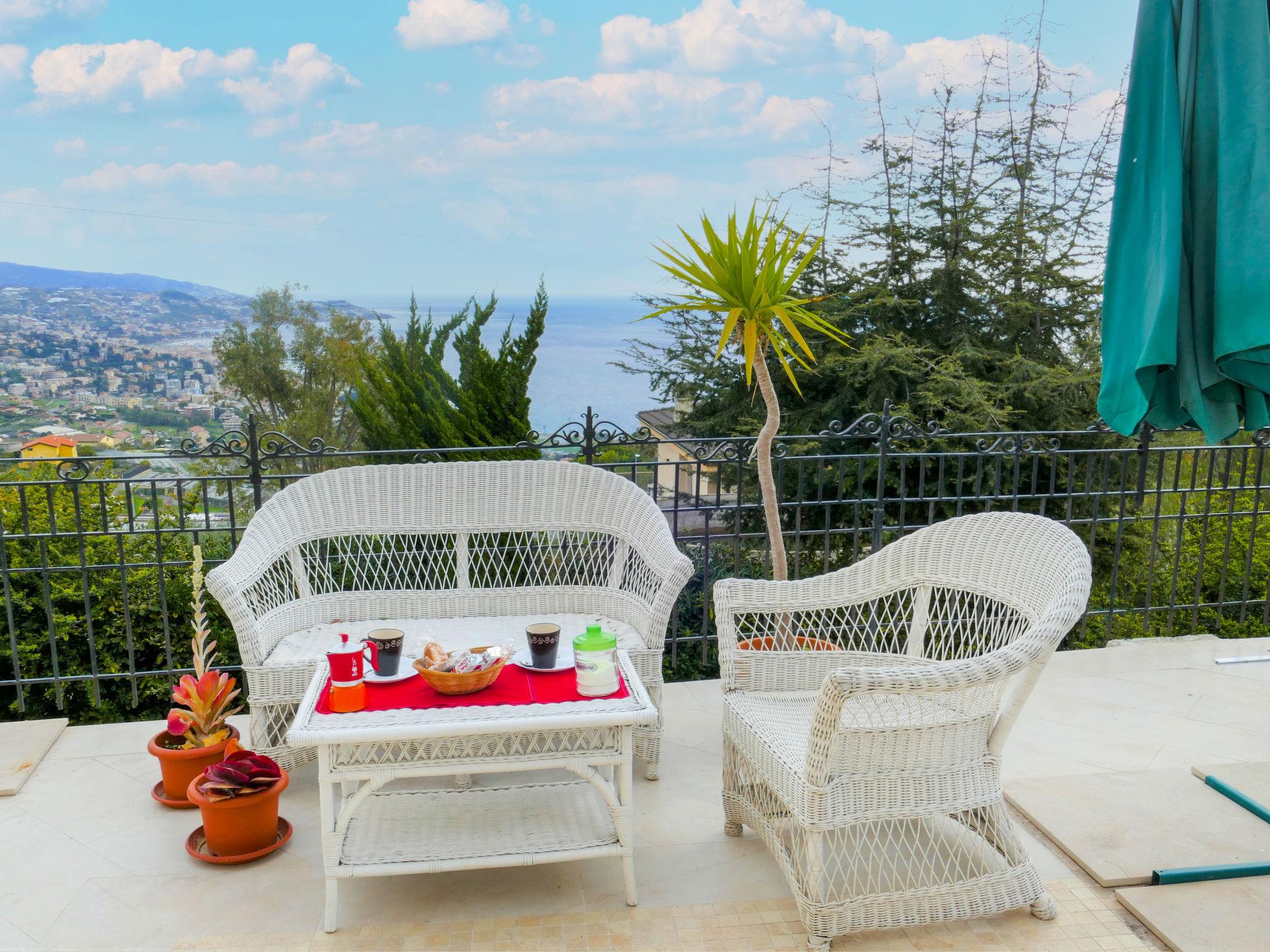 Foto 2 - Apartamento de 1 quarto em Sanremo com terraço e vistas do mar