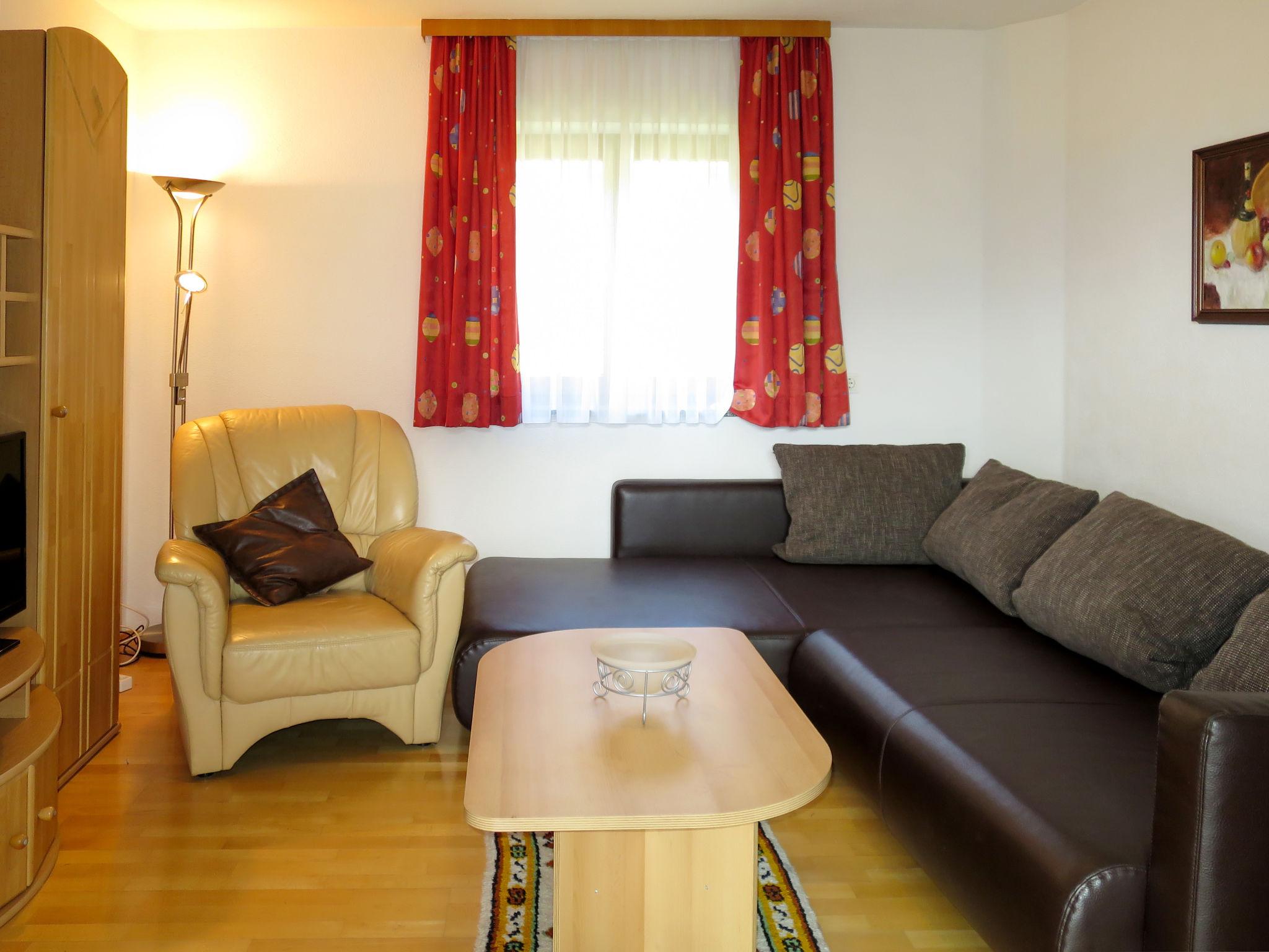Foto 3 - Appartamento con 2 camere da letto a Fügen con vista sulle montagne
