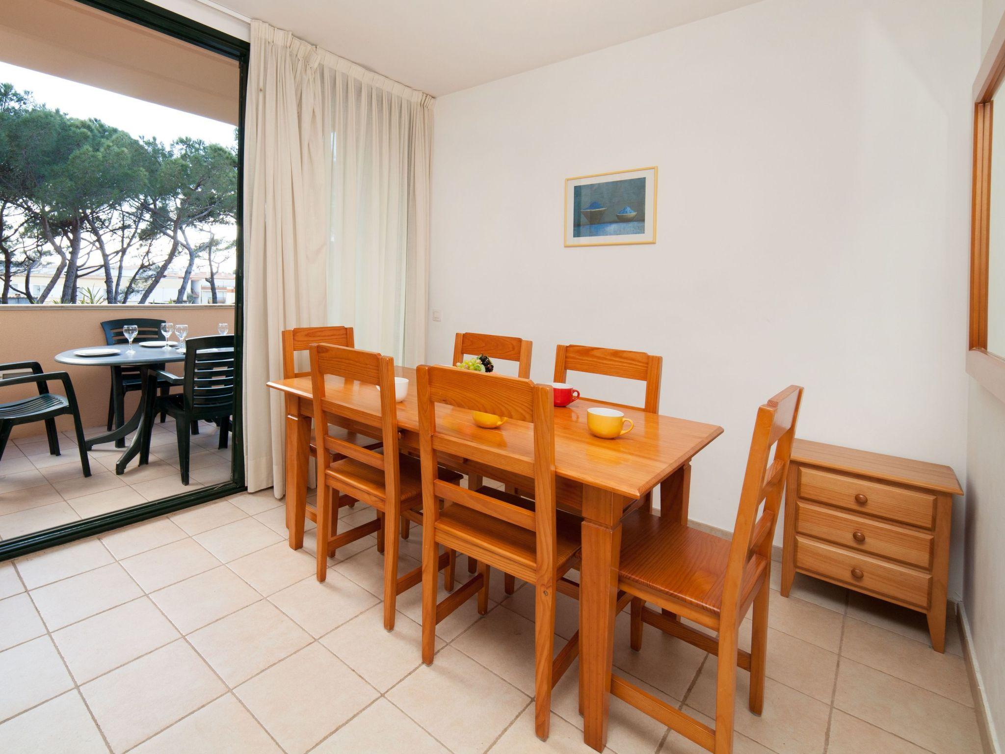 Foto 3 - Apartamento de 3 habitaciones en l'Escala con piscina y vistas al mar