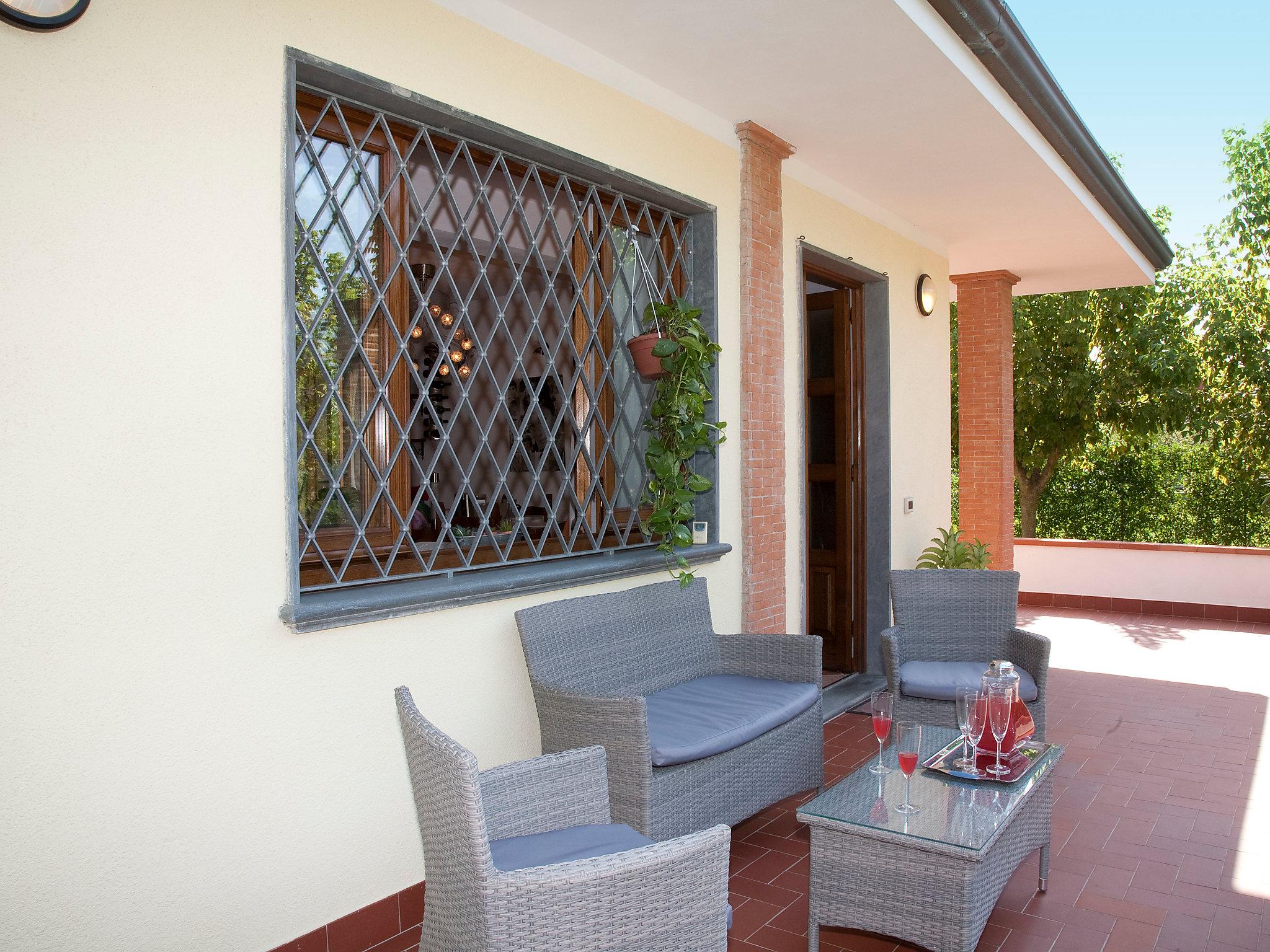 Photo 3 - Maison de 2 chambres à Forte dei Marmi avec jardin et terrasse