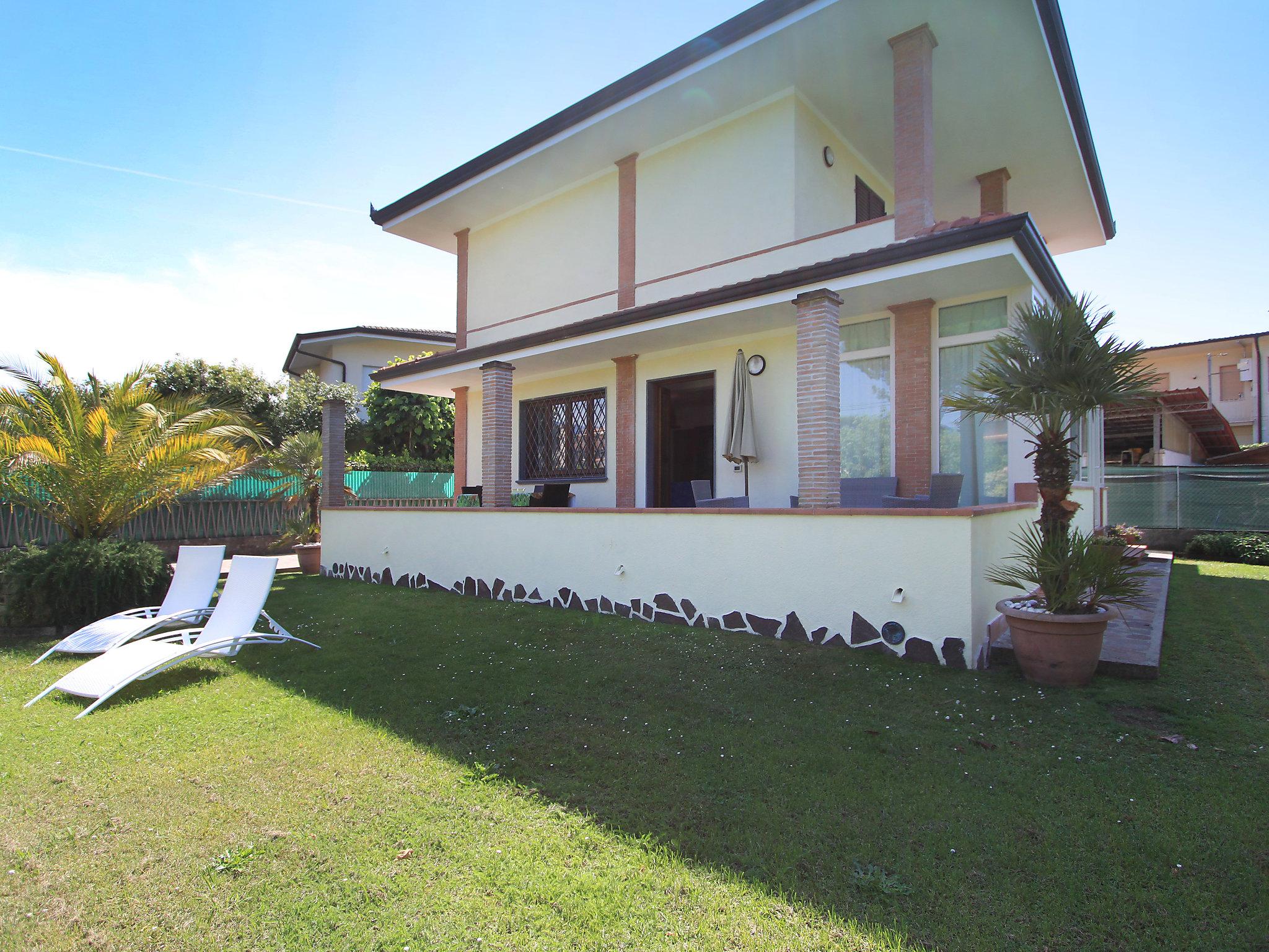 Foto 16 - Casa de 2 habitaciones en Forte dei Marmi con jardín y vistas al mar