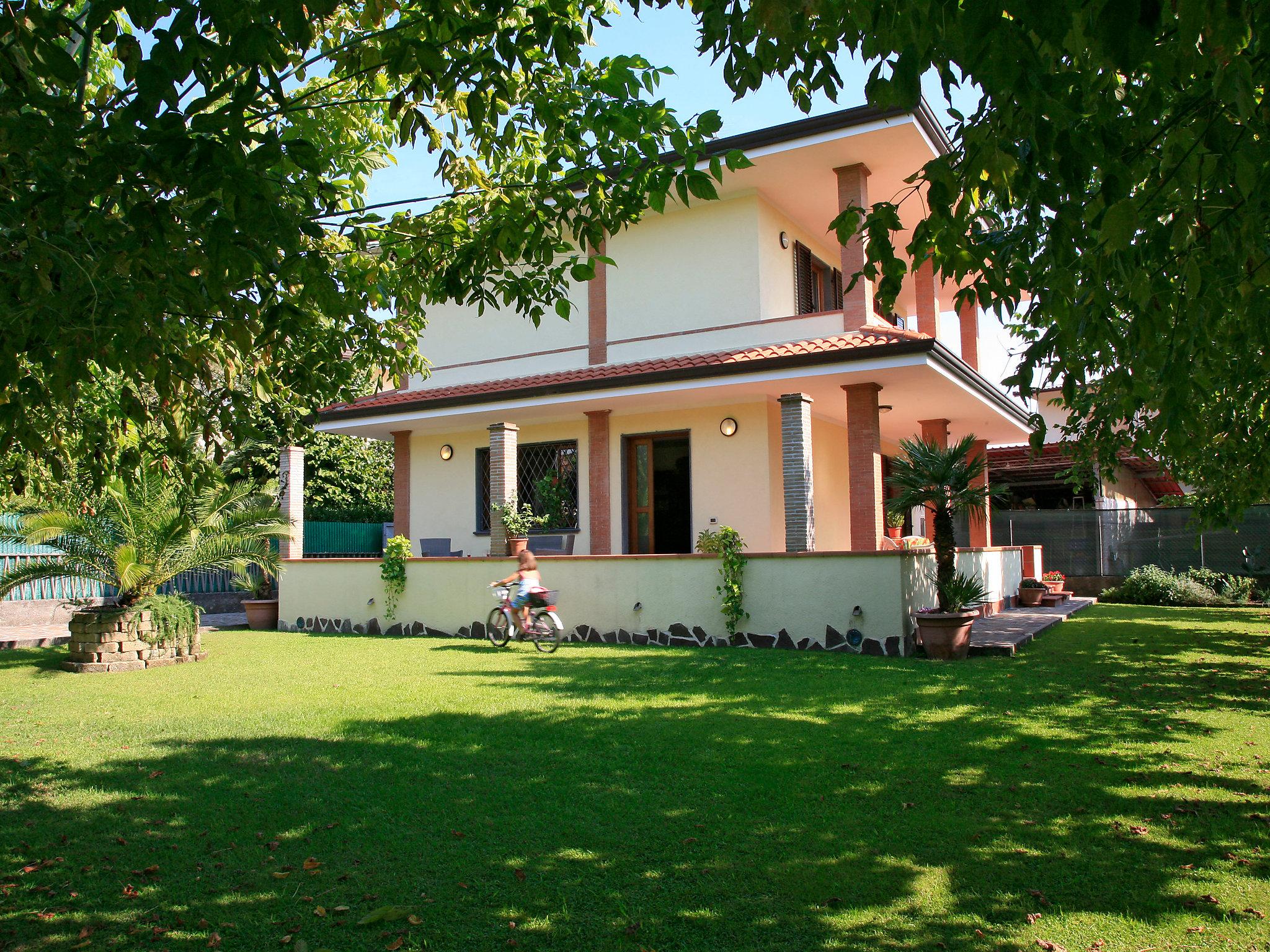 Photo 17 - Maison de 2 chambres à Forte dei Marmi avec jardin et terrasse