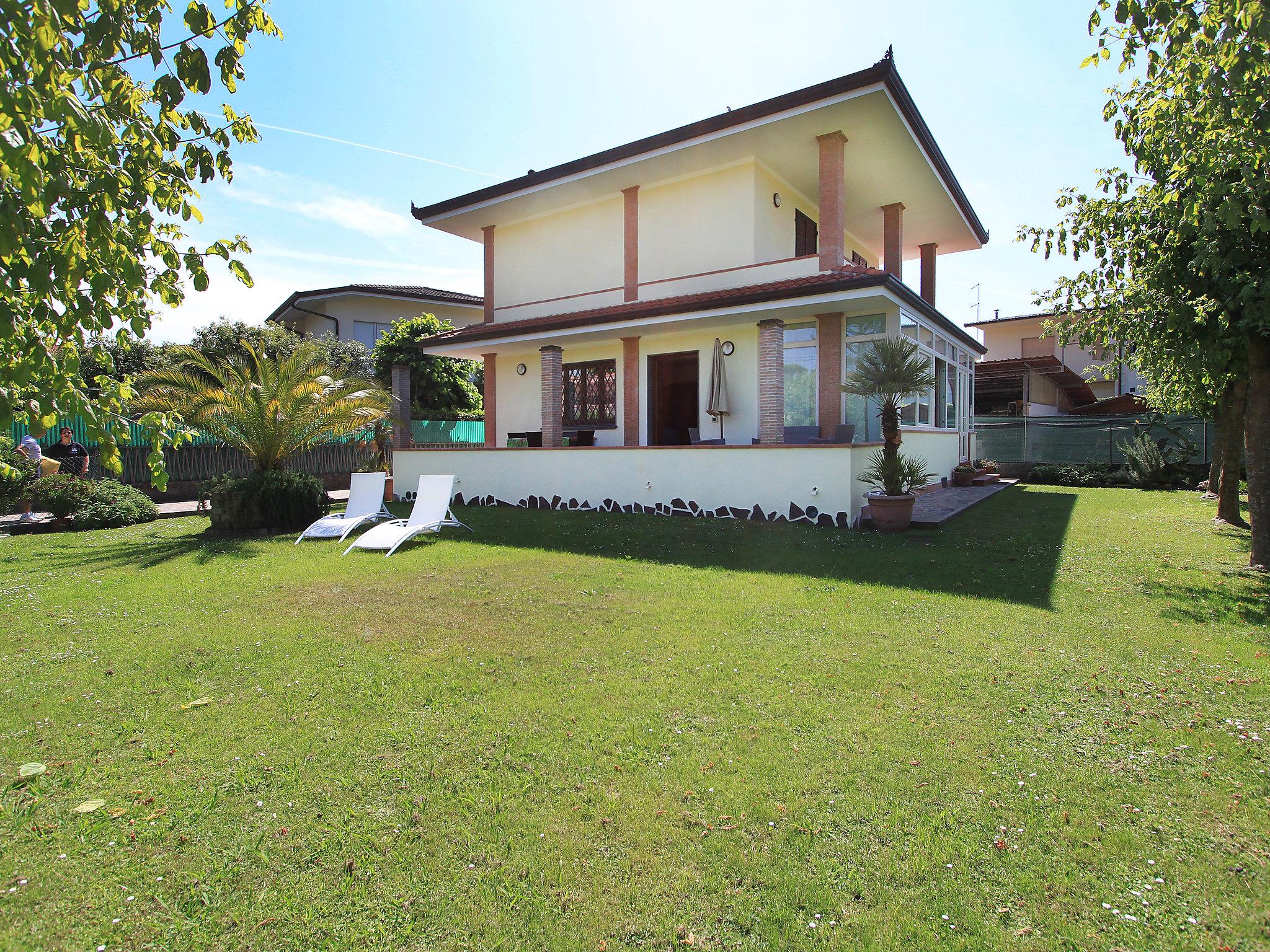 Foto 2 - Casa de 2 habitaciones en Forte dei Marmi con jardín y vistas al mar