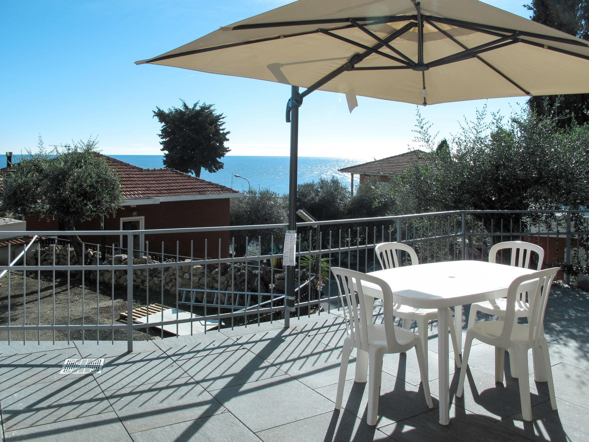 Photo 11 - Maison de 2 chambres à San Lorenzo al Mare avec terrasse et vues à la mer