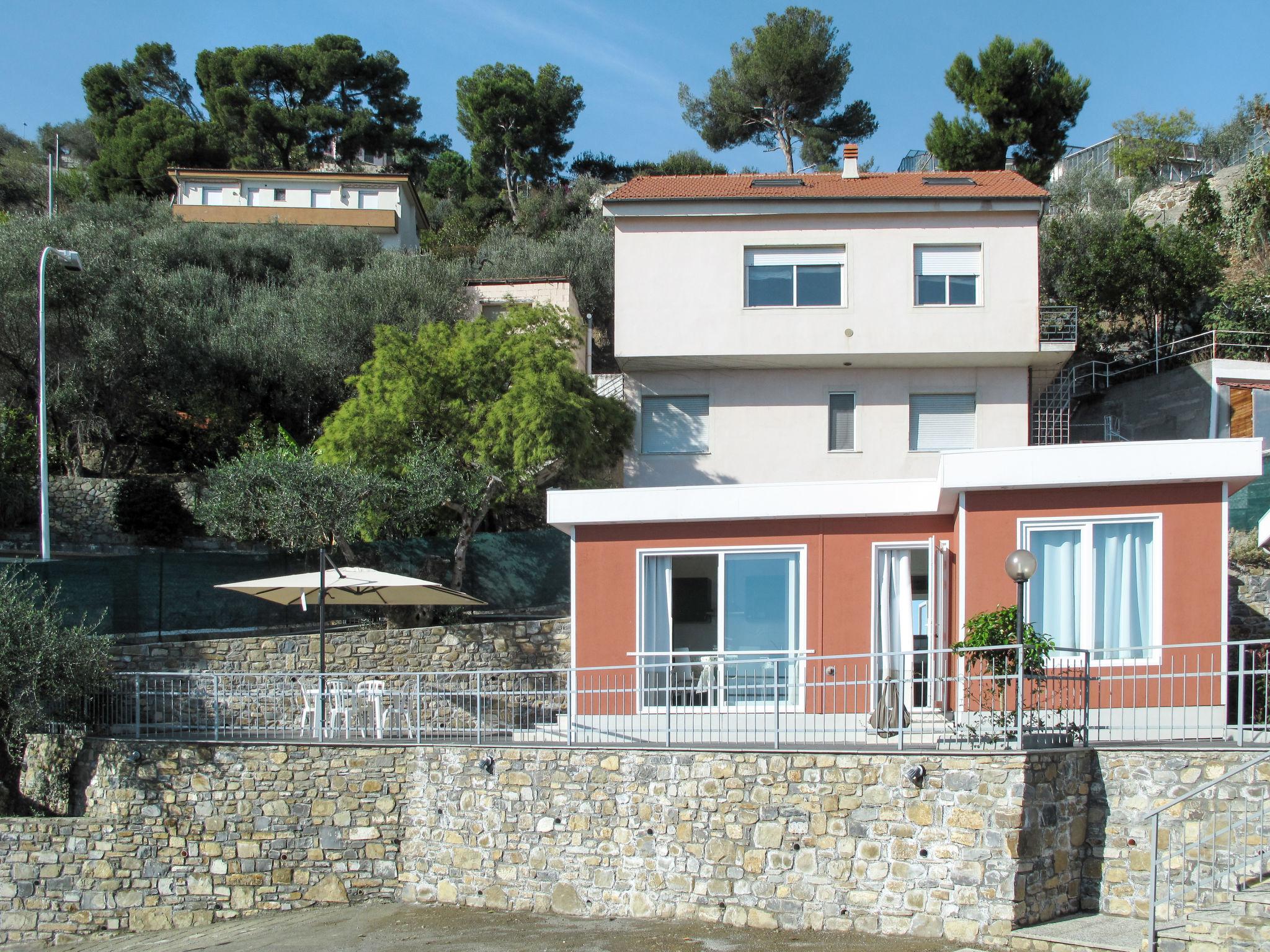 Photo 10 - Maison de 2 chambres à San Lorenzo al Mare avec jardin et terrasse