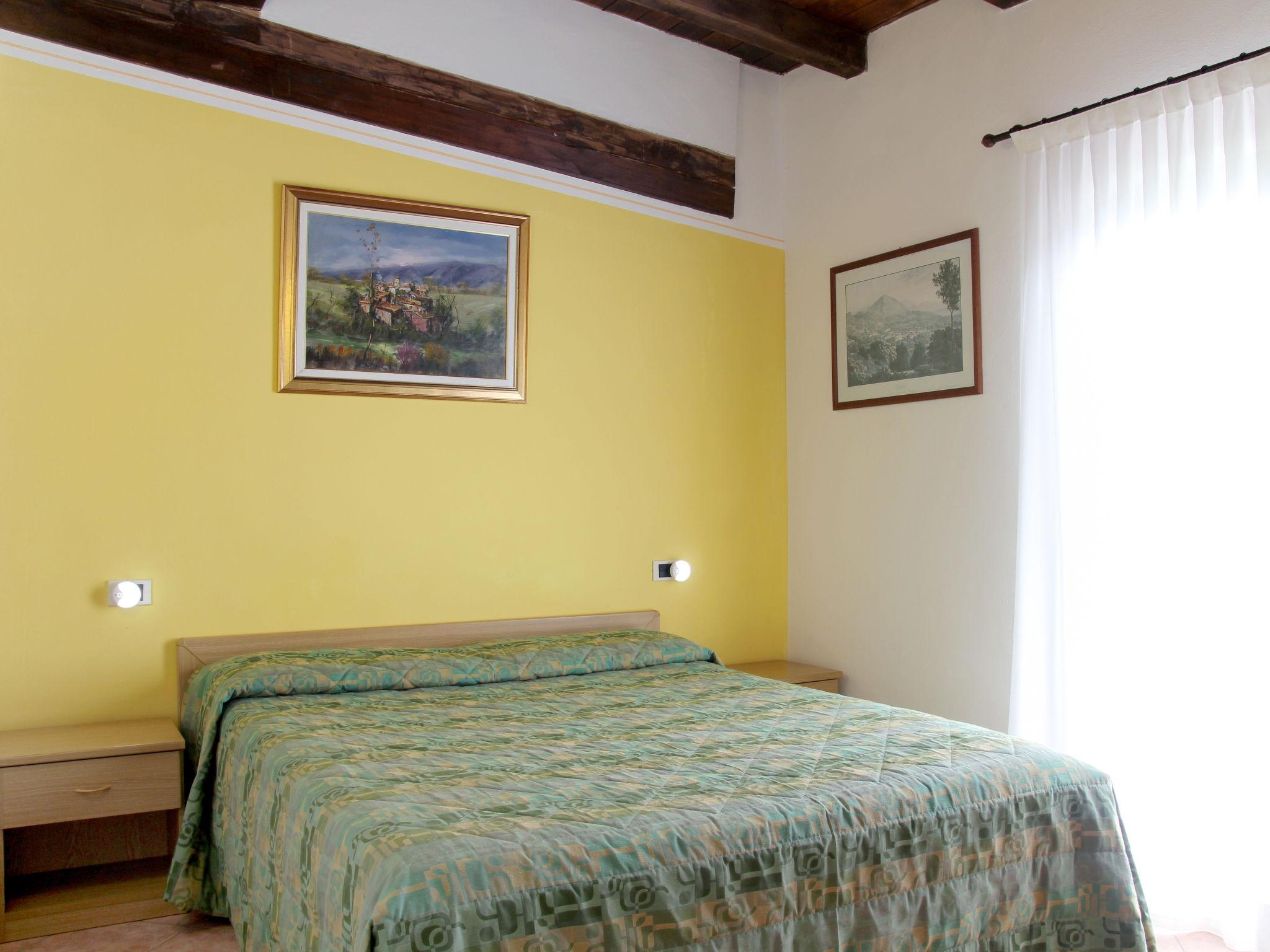 Photo 4 - 3 bedroom Apartment in Tremosine sul Garda with swimming pool and mountain view