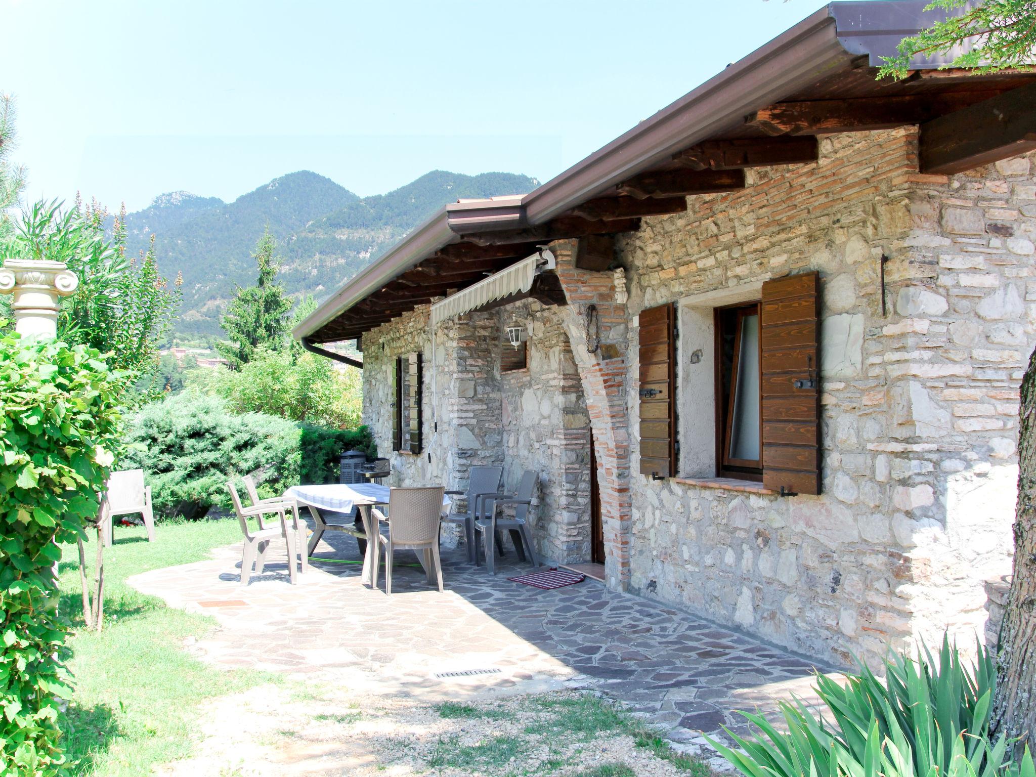 Foto 2 - Apartamento de 3 habitaciones en Tremosine sul Garda con piscina y vistas a la montaña