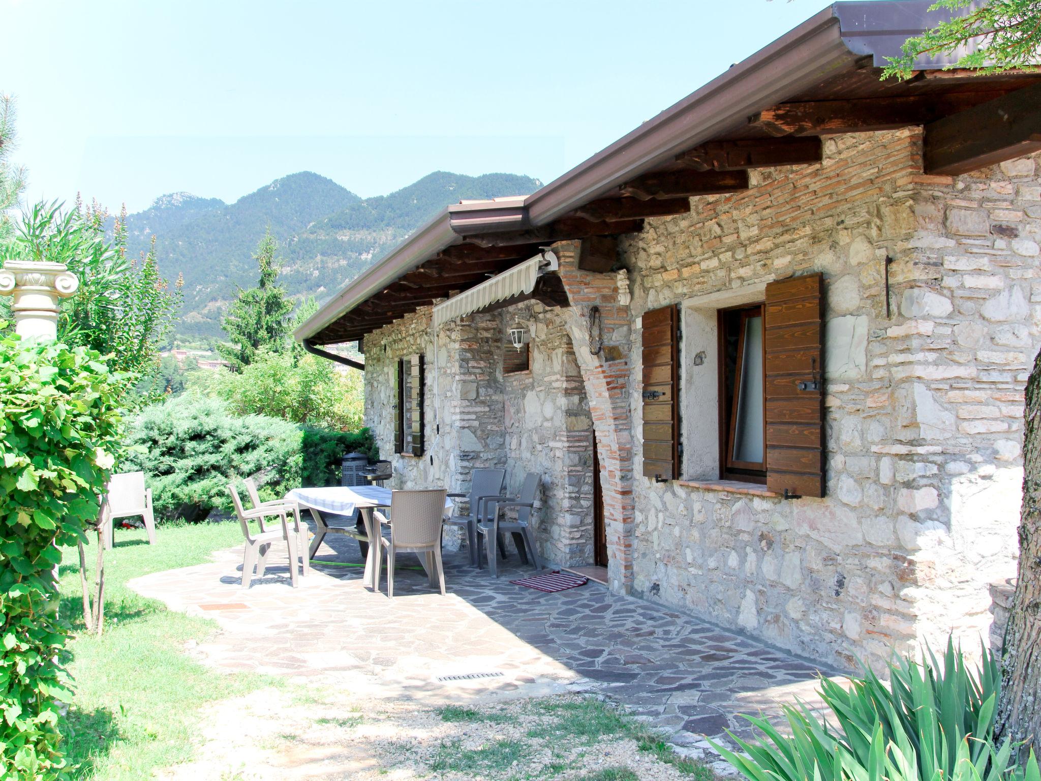 Foto 2 - Apartamento de 3 quartos em Tremosine sul Garda com piscina e vista para a montanha