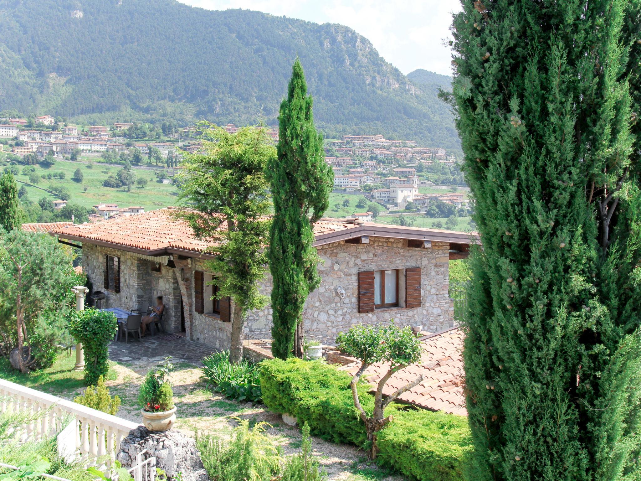 Foto 7 - Apartamento de 3 habitaciones en Tremosine sul Garda con piscina y vistas a la montaña
