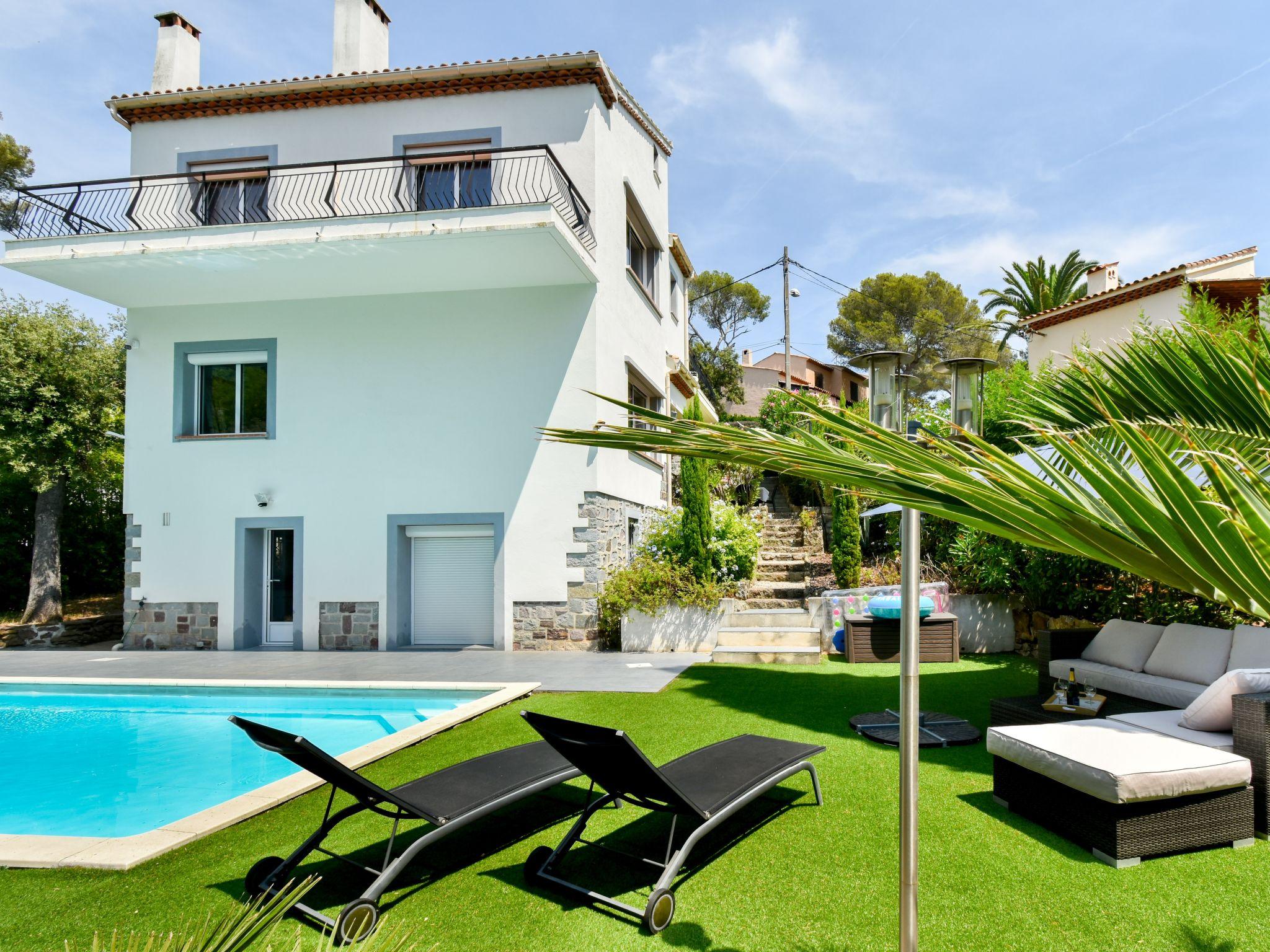 Foto 1 - Casa con 4 camere da letto a Saint-Raphaël con piscina privata e vista mare