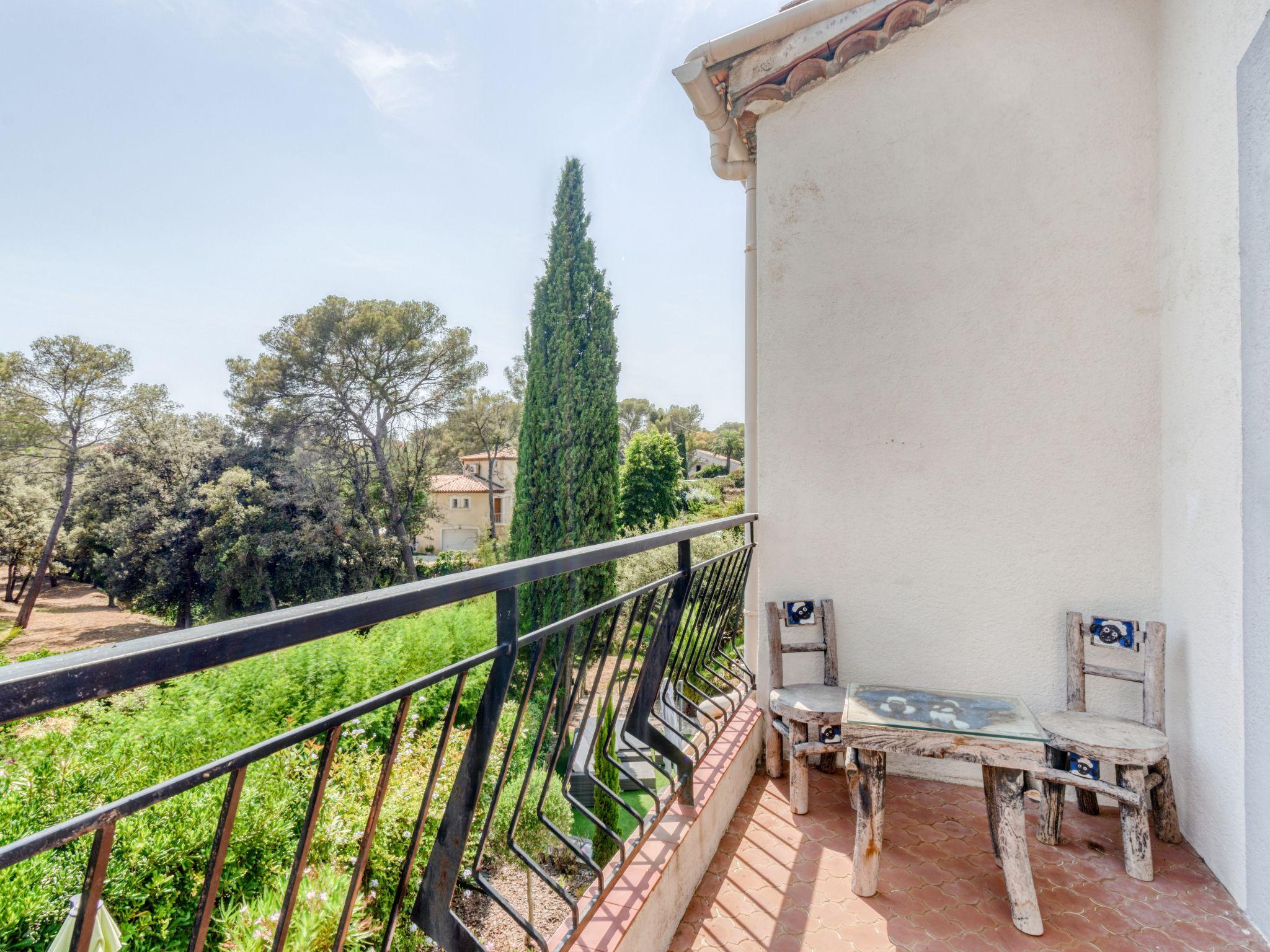 Foto 17 - Casa con 4 camere da letto a Saint-Raphaël con piscina privata e terrazza