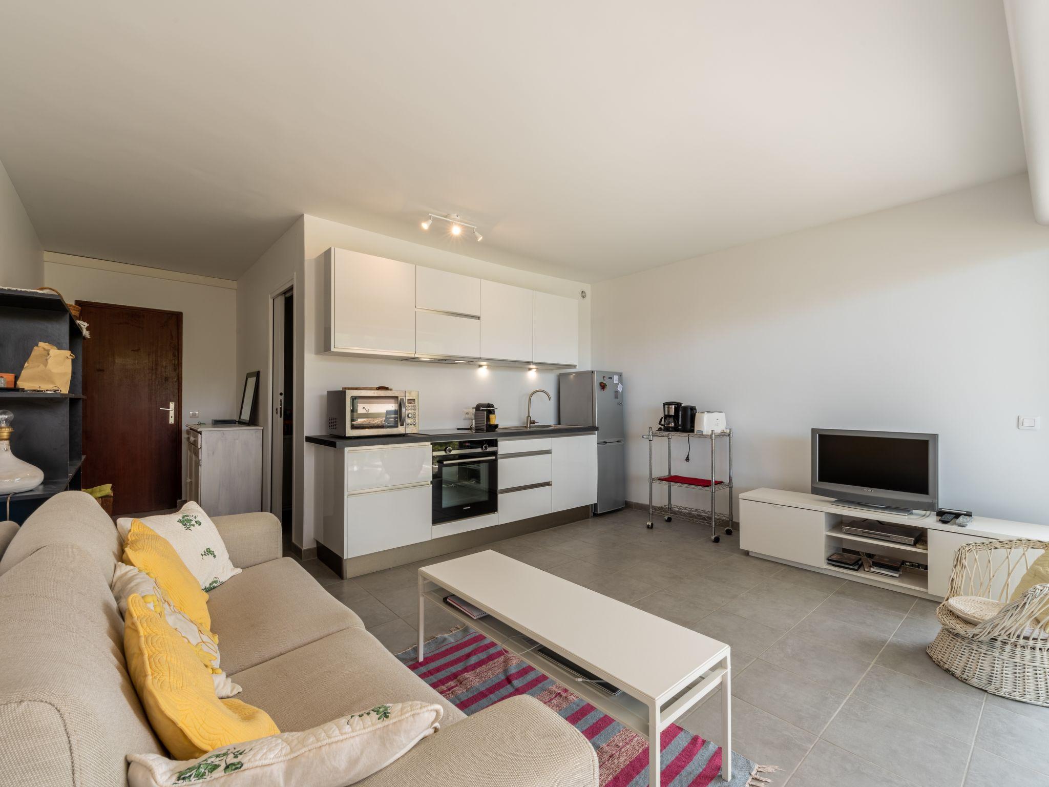 Foto 5 - Apartamento de 1 quarto em Cavalaire-sur-Mer com vistas do mar