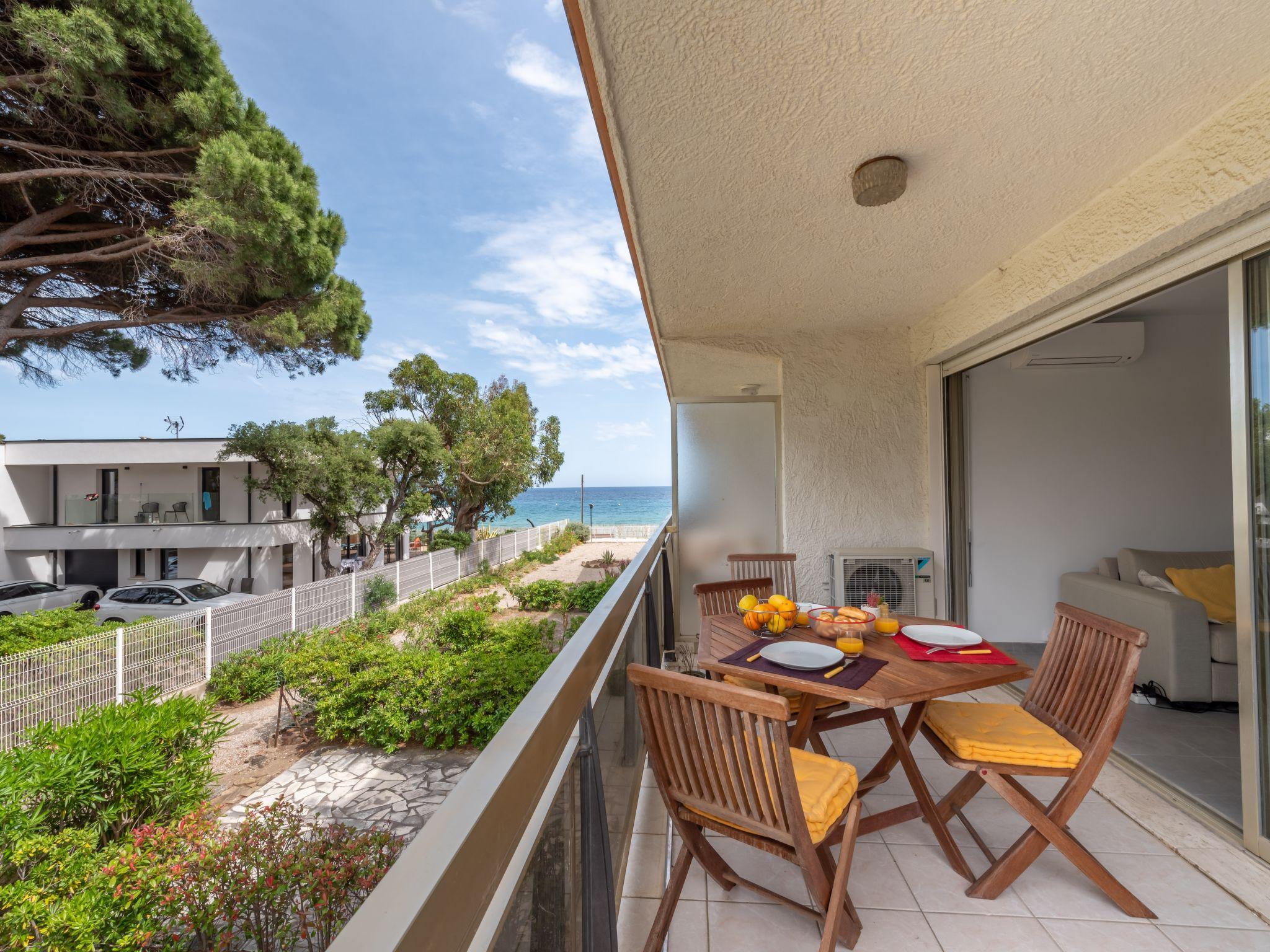 Foto 3 - Apartamento de 1 quarto em Cavalaire-sur-Mer com vistas do mar