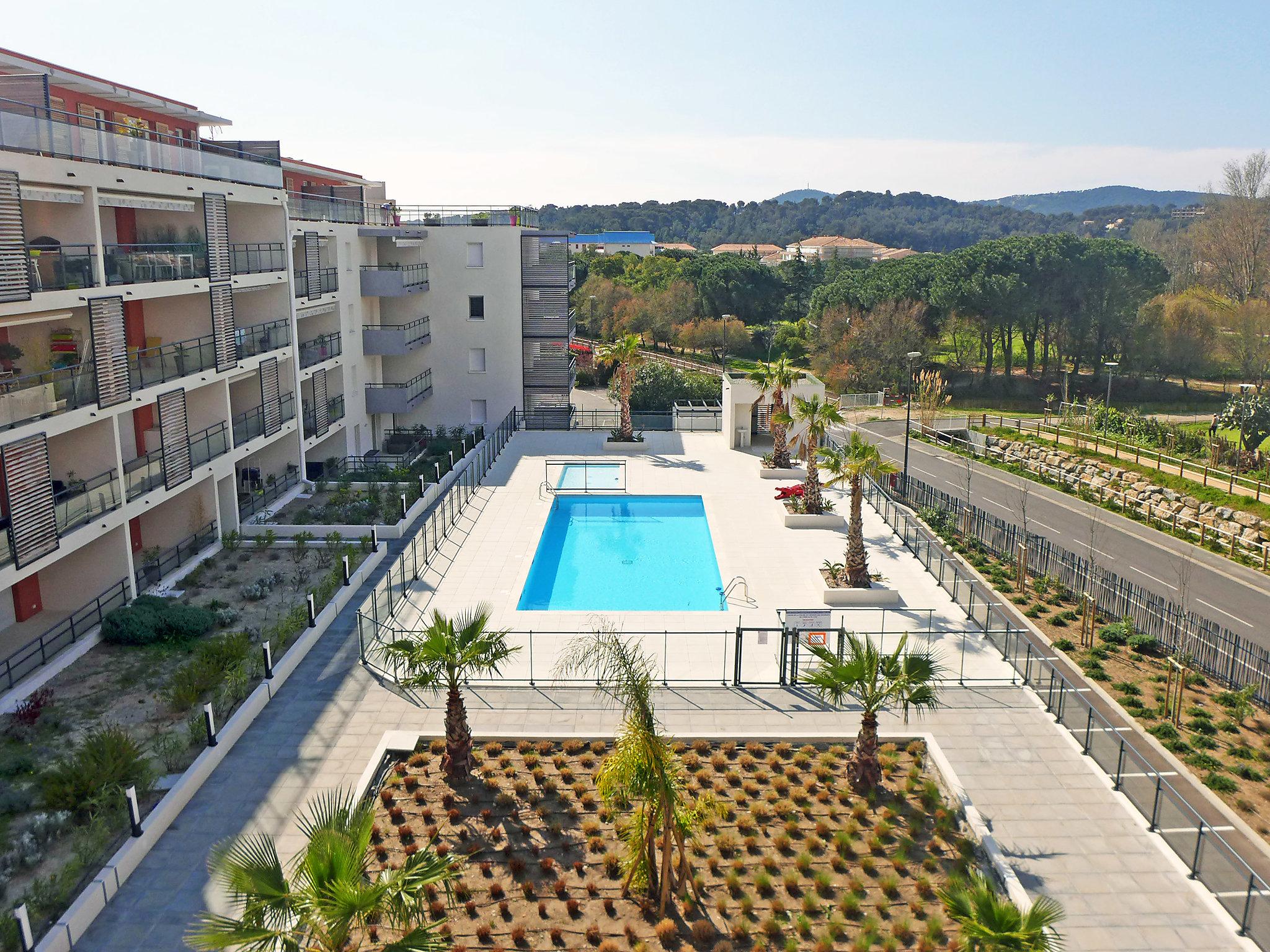 Foto 21 - Appartamento con 1 camera da letto a Le Lavandou con piscina e vista mare