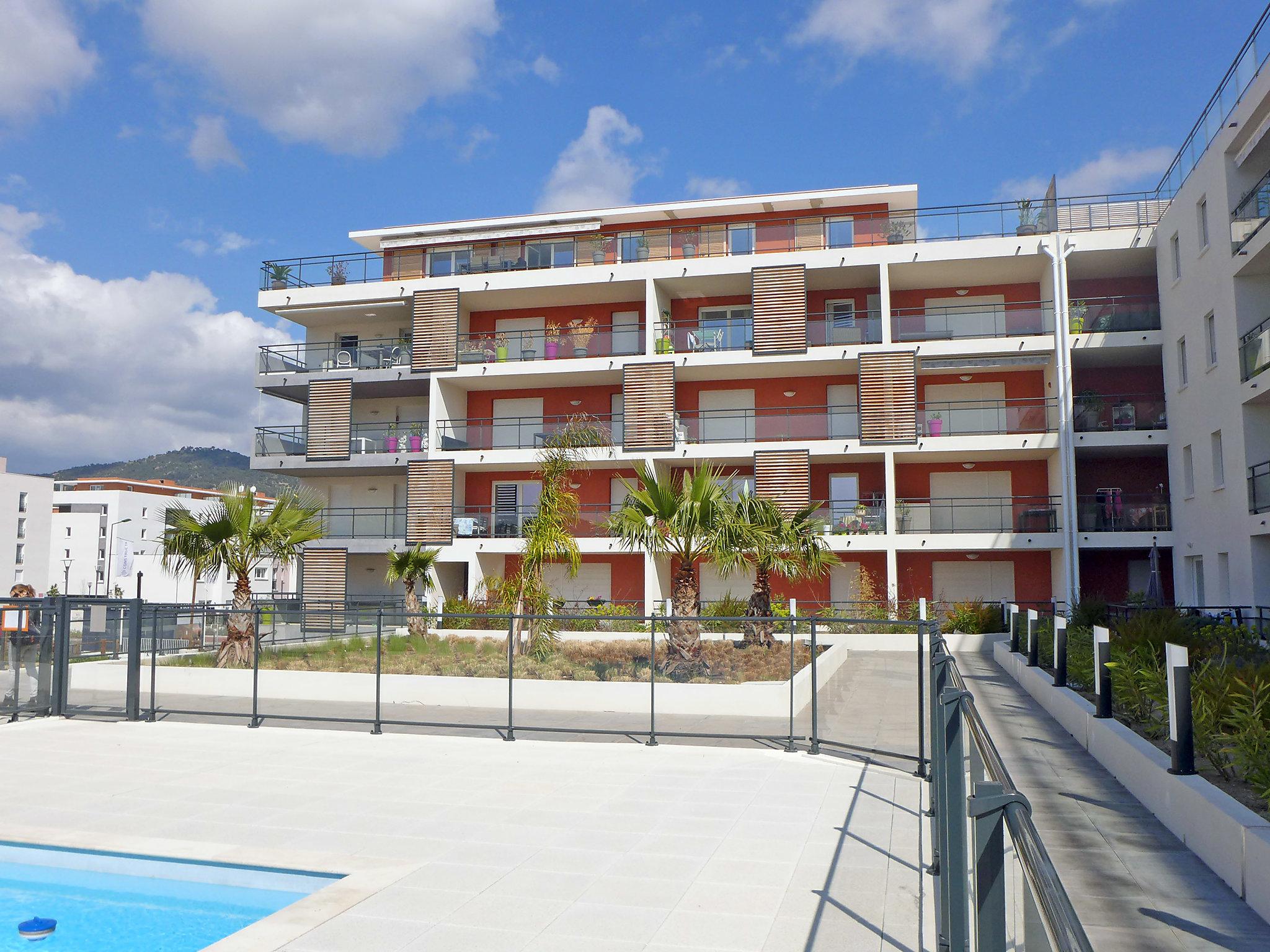 Photo 20 - 1 bedroom Apartment in Le Lavandou with swimming pool and sea view