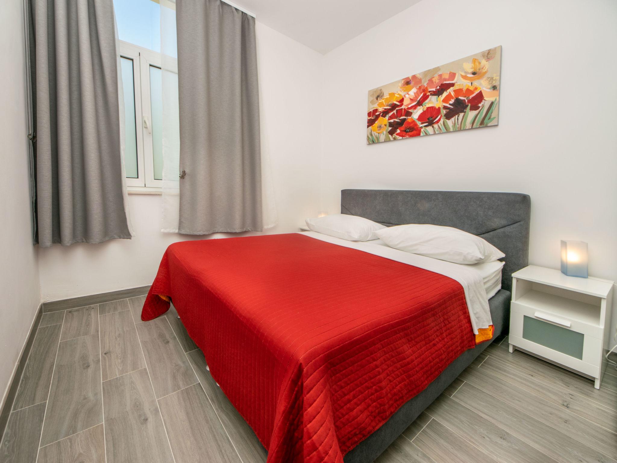 Foto 9 - Appartamento con 2 camere da letto a Trogir con piscina e vista mare