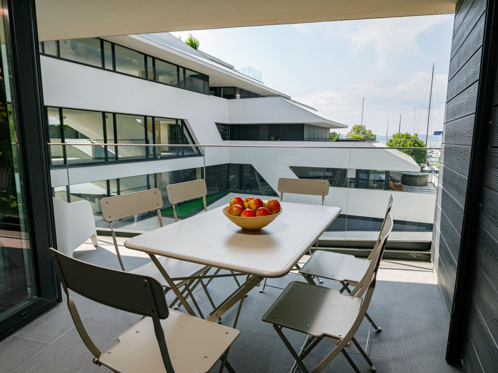 Foto 2 - Appartamento con 2 camere da letto a Balatonszemes con piscina e vista sulle montagne